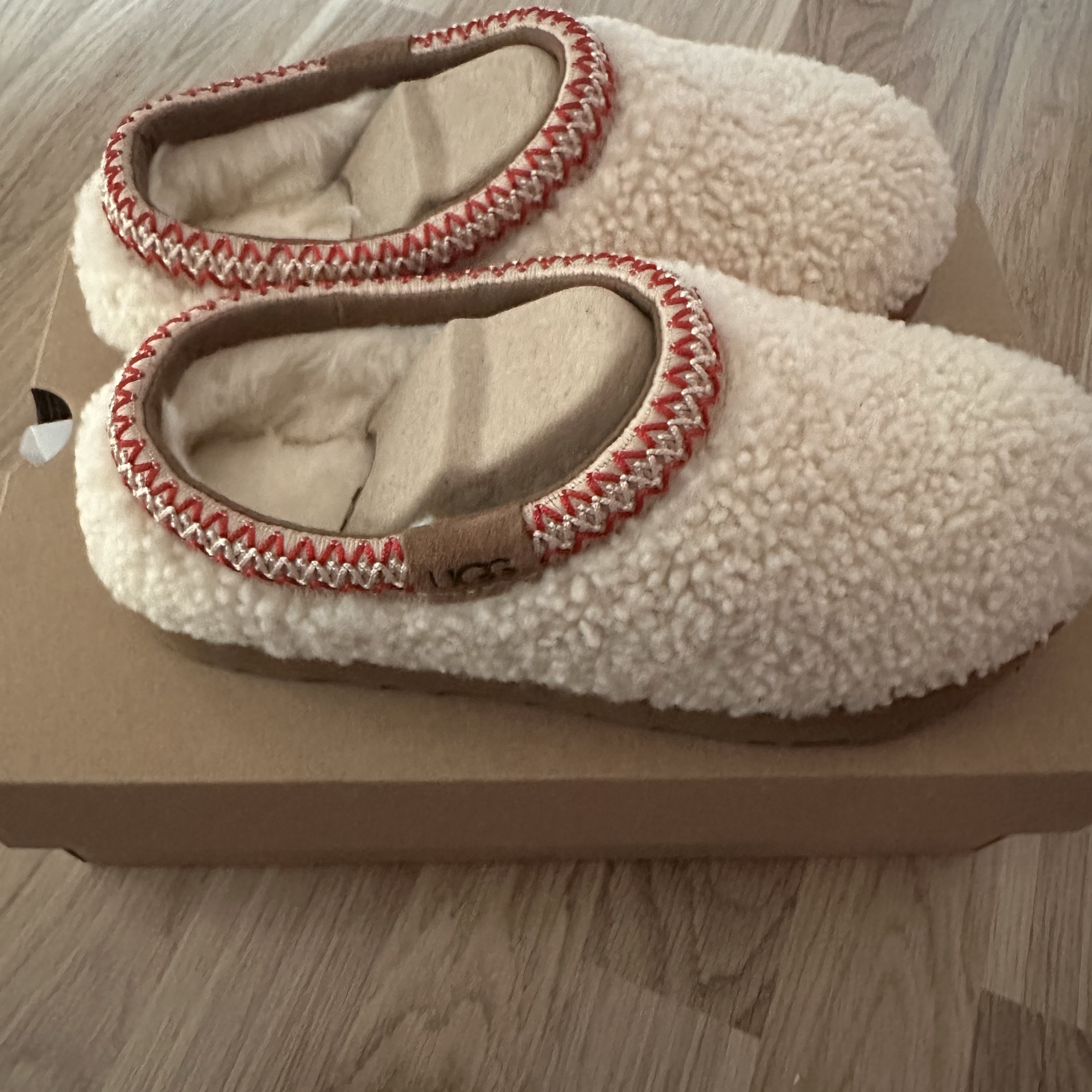 (W) UGG Maxi Curly Tasman Slipper Natural 착용 스타일 - 3