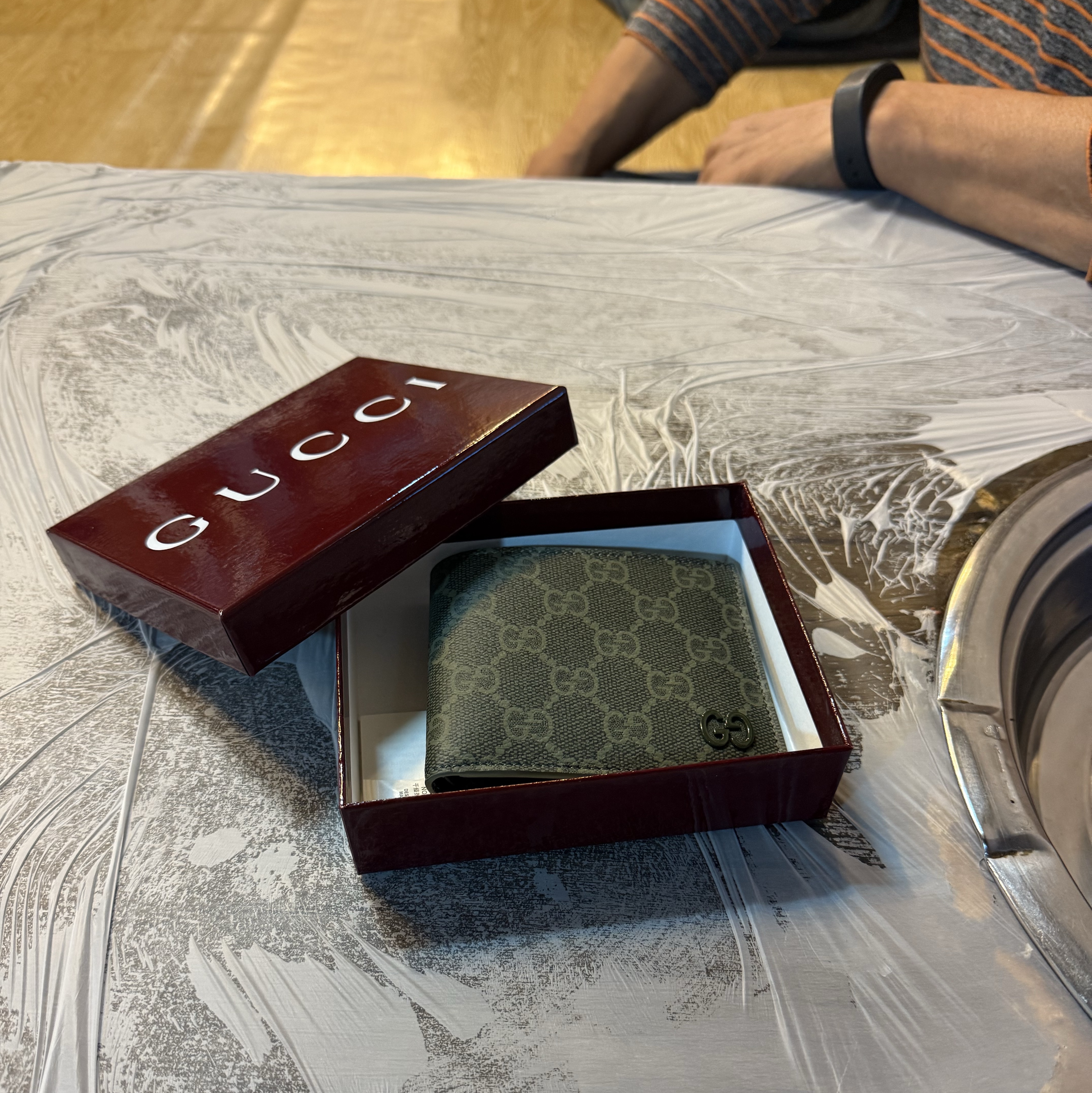 Gucci GG Monogram Bi-Fold Wallet Forest Green 착용 스타일