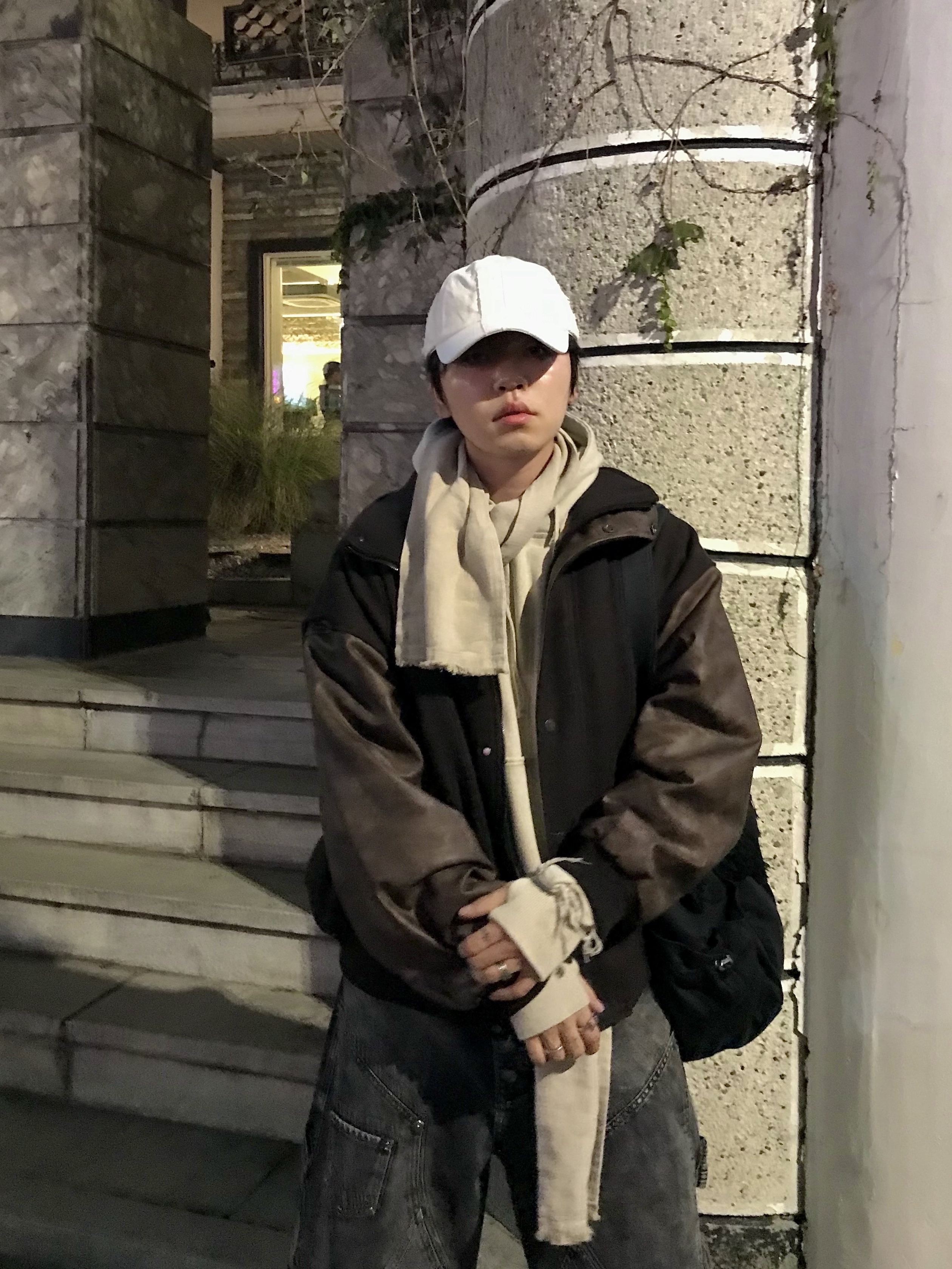 BLR Dyed Raw Edged Hoodie with Linen Muffler Ivory, SOULESURES BOLD BELUGA Espresso Brown 착용 스타일 - 5