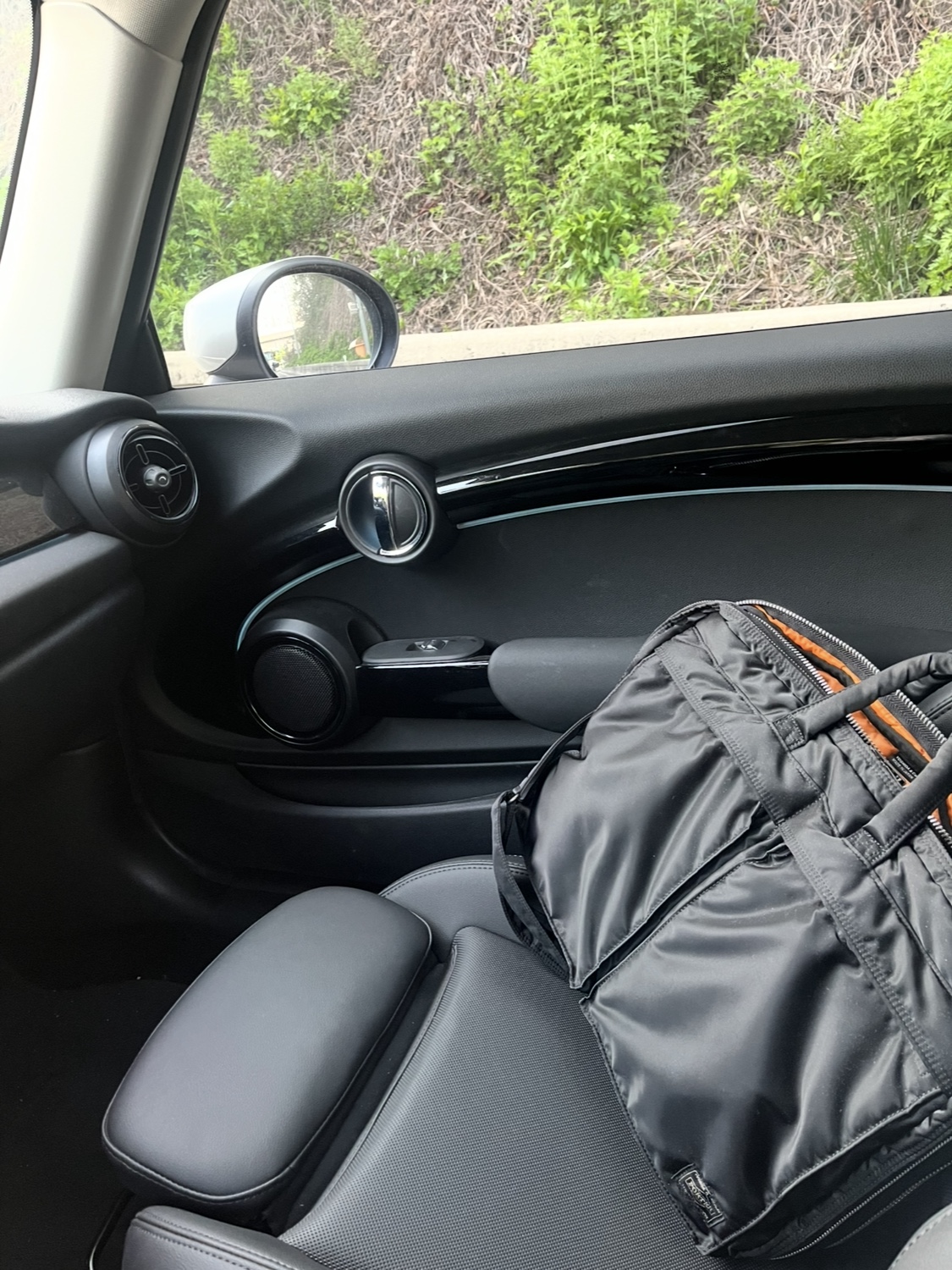 Porter Tanker 2Way Briefcase Black, Anta PG7 Travel 1.5 Black 착용 스타일 - 2