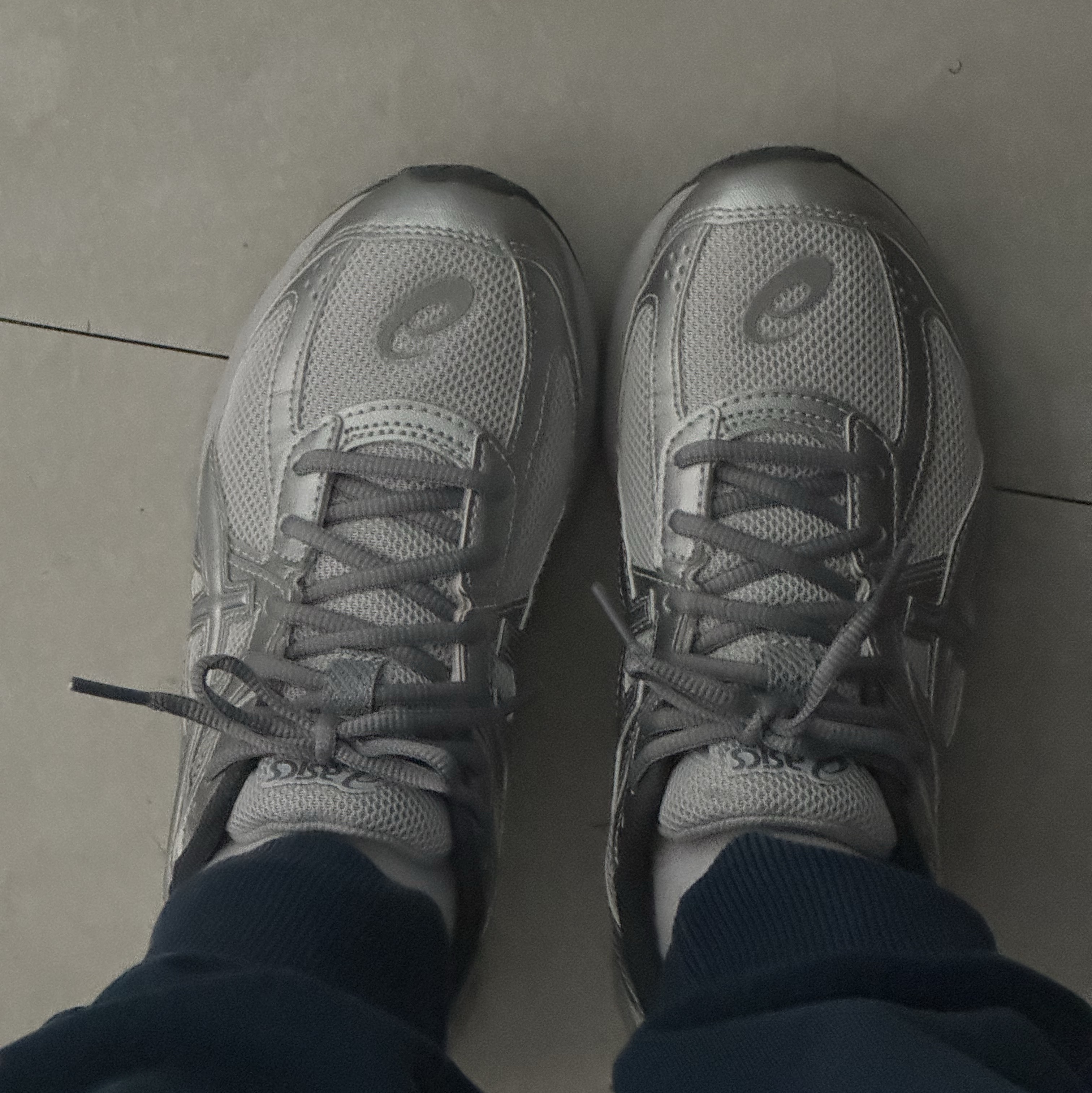 Asics Jog 100 S SMU Glacier Grey Pure Silver - 2E Wide 착용 스타일