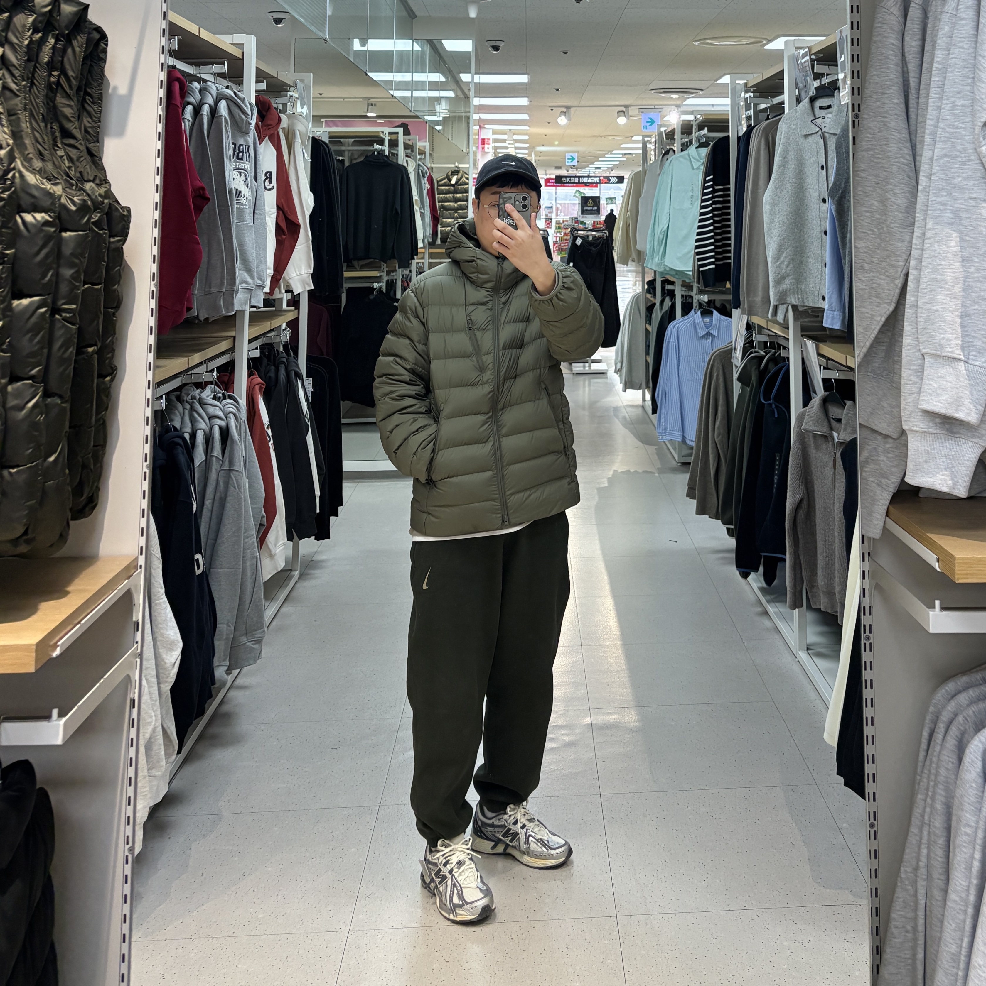 Nike Club Unstructured Denim Cap Black White, Essentials 3D Silicon Applique Boxy Long Sleeve T-Shirt Cement - 20FW 착용 스타일