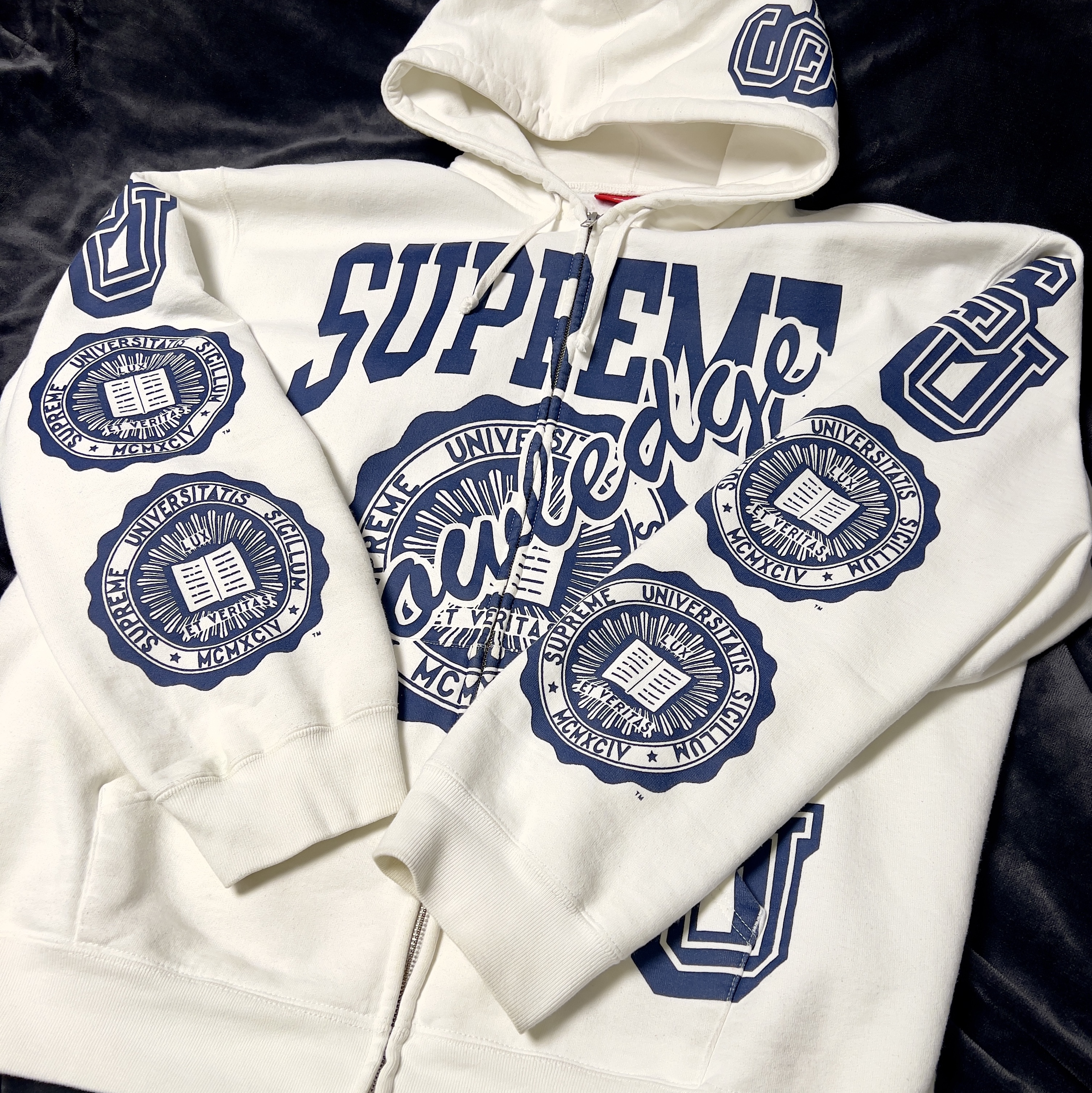 Supreme Knowledge Reigns Zip Up Hooded Sweatshirt White - 25FW 착용 스타일