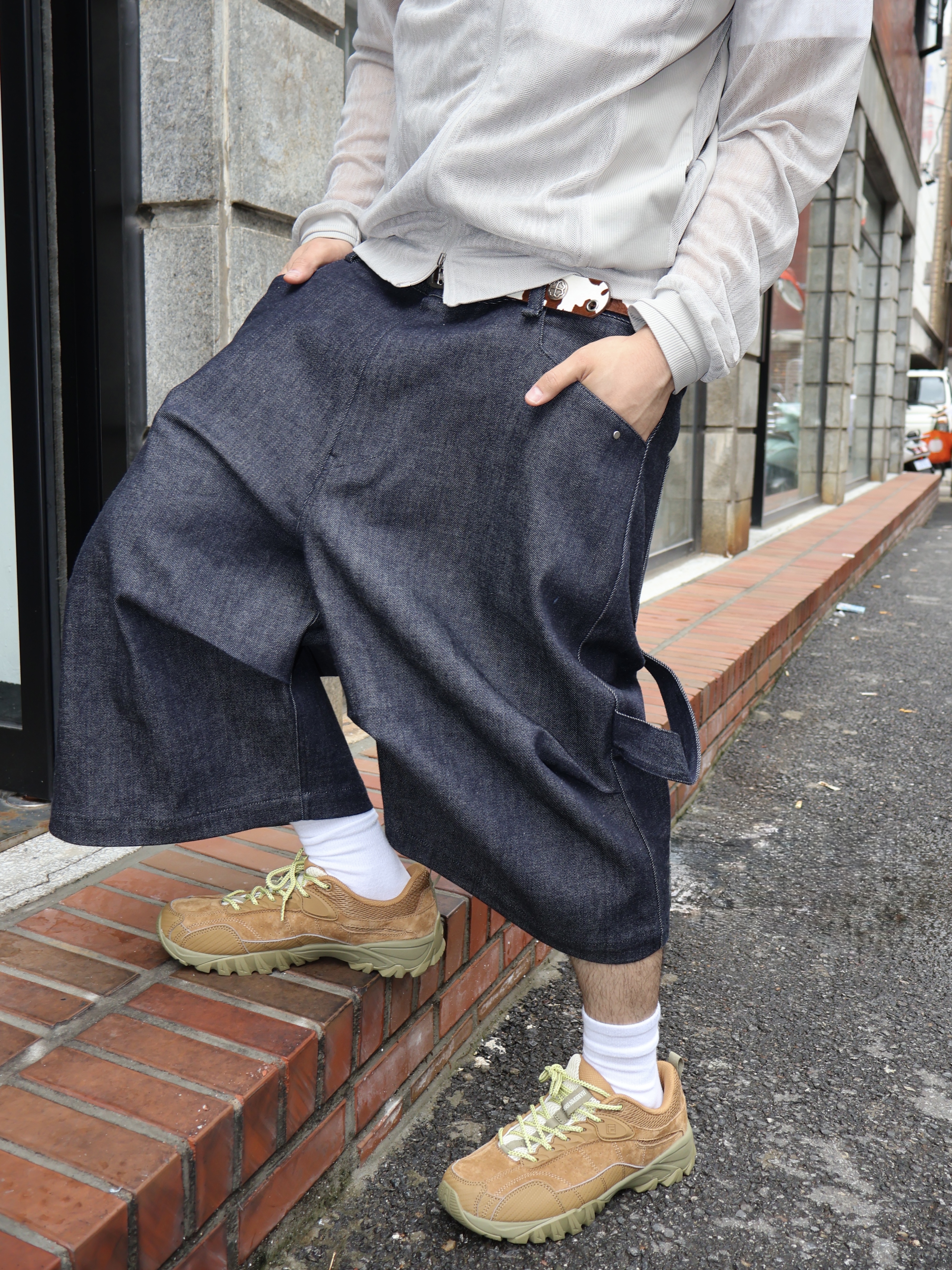 Nonnod Alpine Carpenter Raw Selvedge Denim Shorts Indigo 착용 스타일 - 4