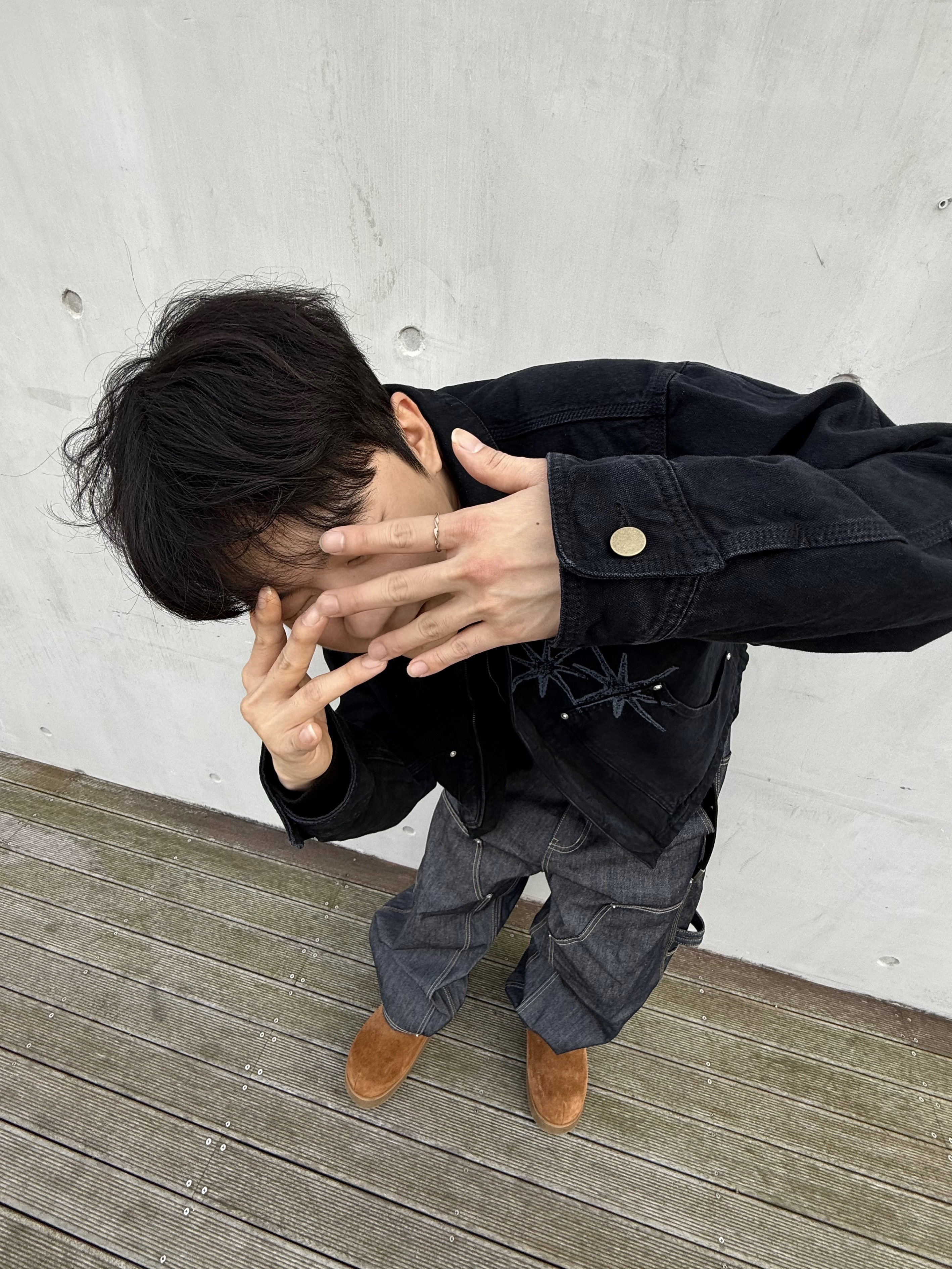 SOULESURES BOLD BELUGA Dune Camel, GRAILZ x KOIN SEOUL Carpenter Raw Denim Pants Indigo 착용 스타일 - 1