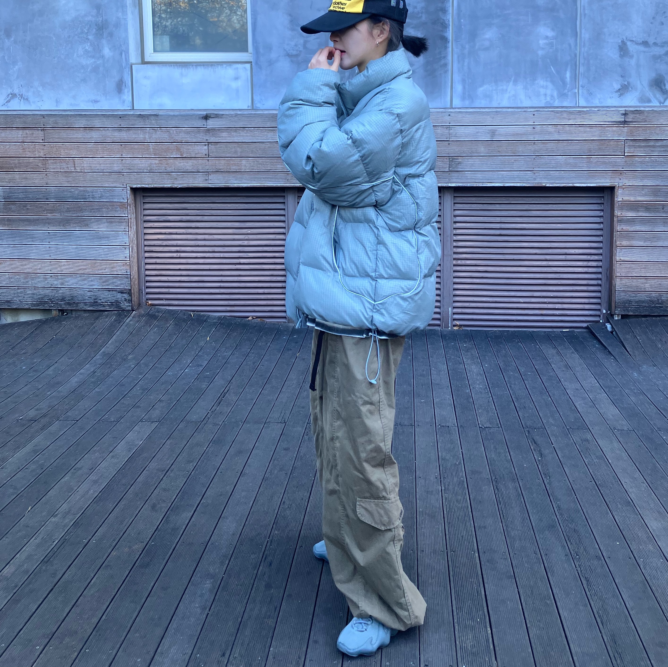 Palace Ripstop Puffa Grey - 25FW, Adidas Yeezy 450 Stone Marine 착용 스타일 - 2