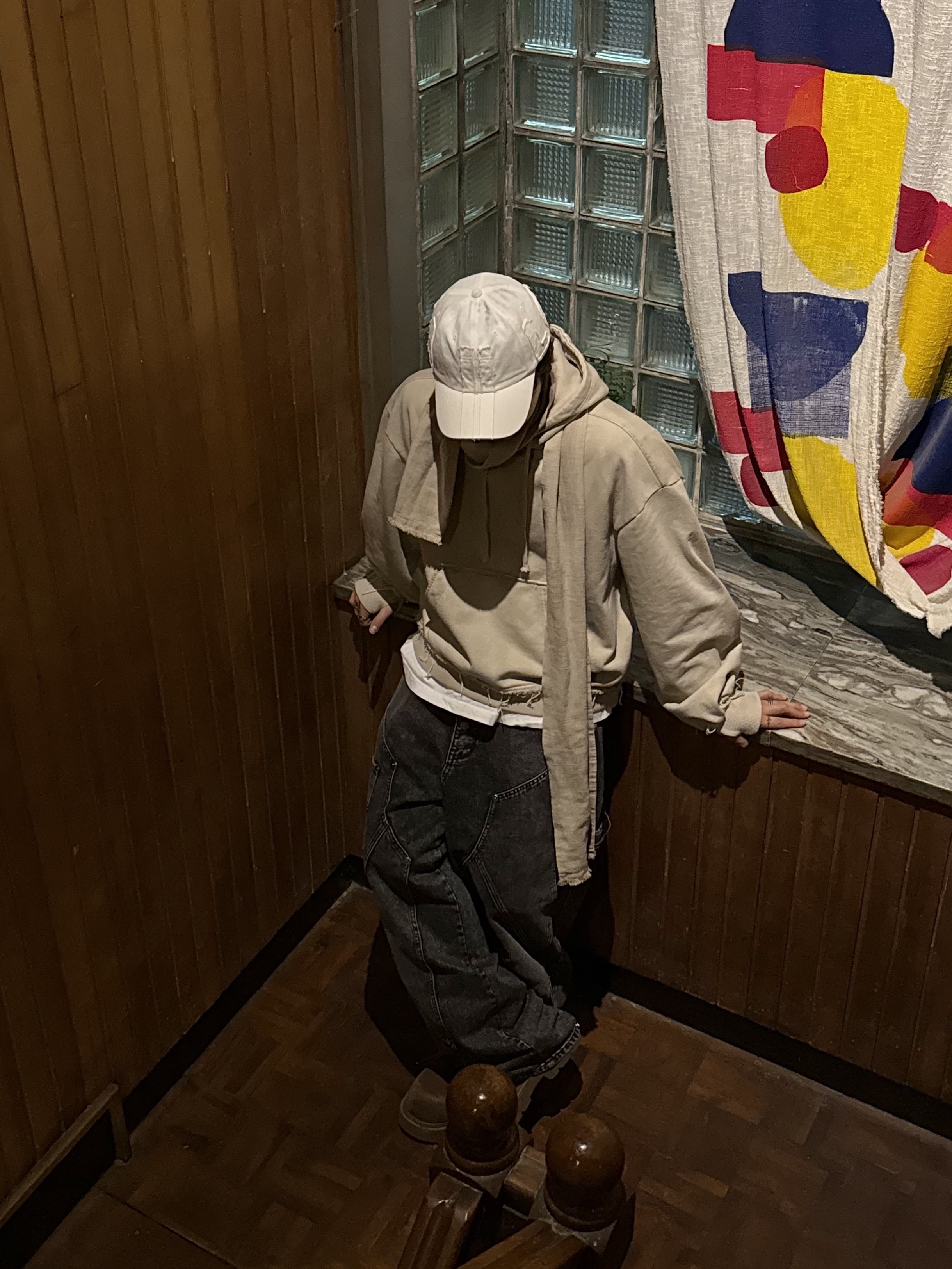 BLR Dyed Raw Edged Hoodie with Linen Muffler Ivory, SOULESURES BOLD BELUGA Espresso Brown 착용 스타일 - 9