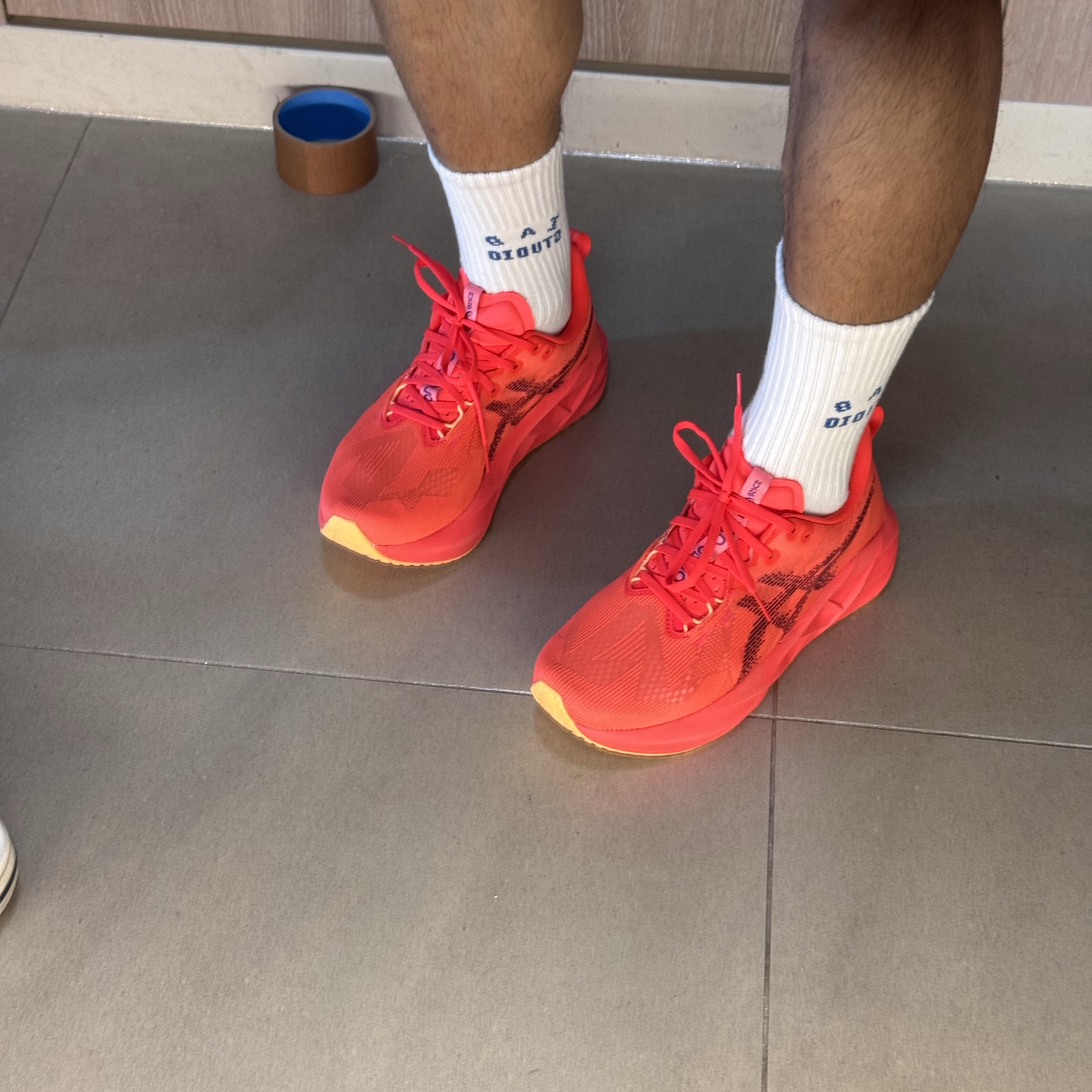 Asics Novablast 5 Flash Red Edo Purple 착용 스타일