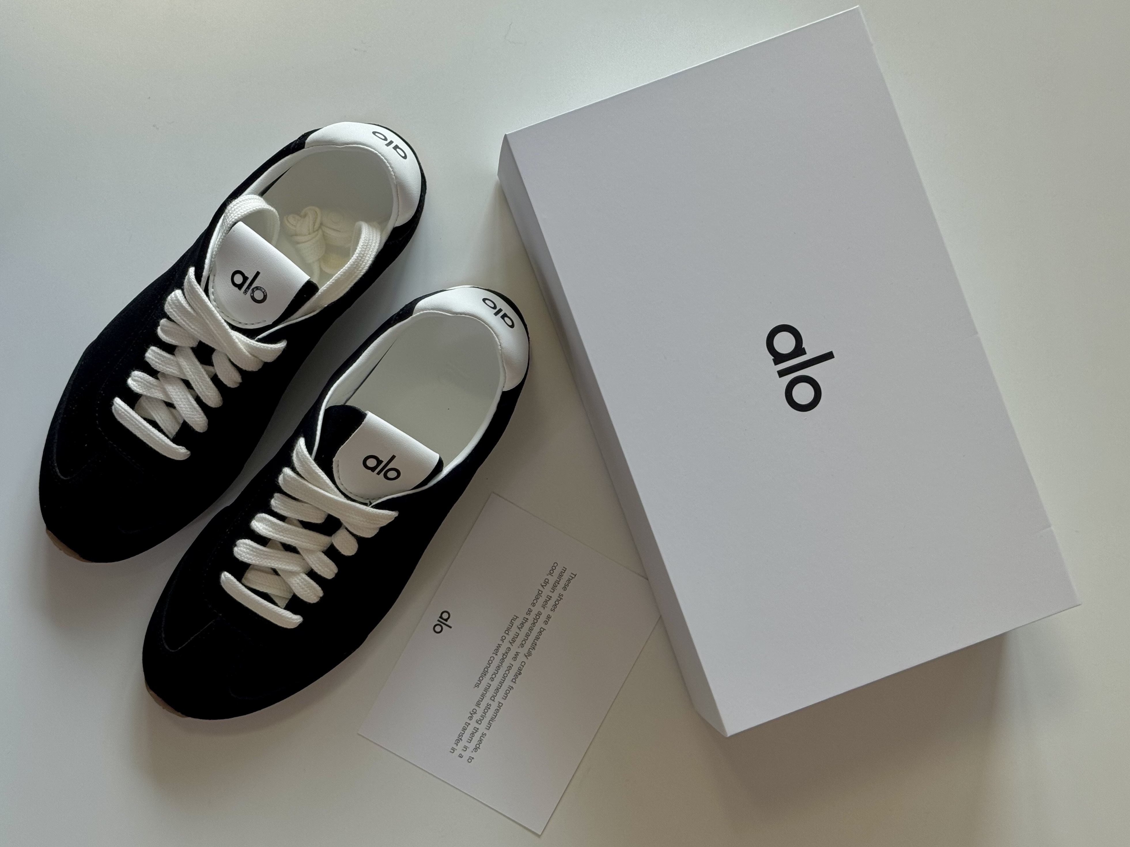 (W) Alo Yoga Sunset Sneaker Black, (W) Alo Yoga x Jisoo Sunset Sneaker Bloom Pink μ°©μ© μ€νμΌ - 2