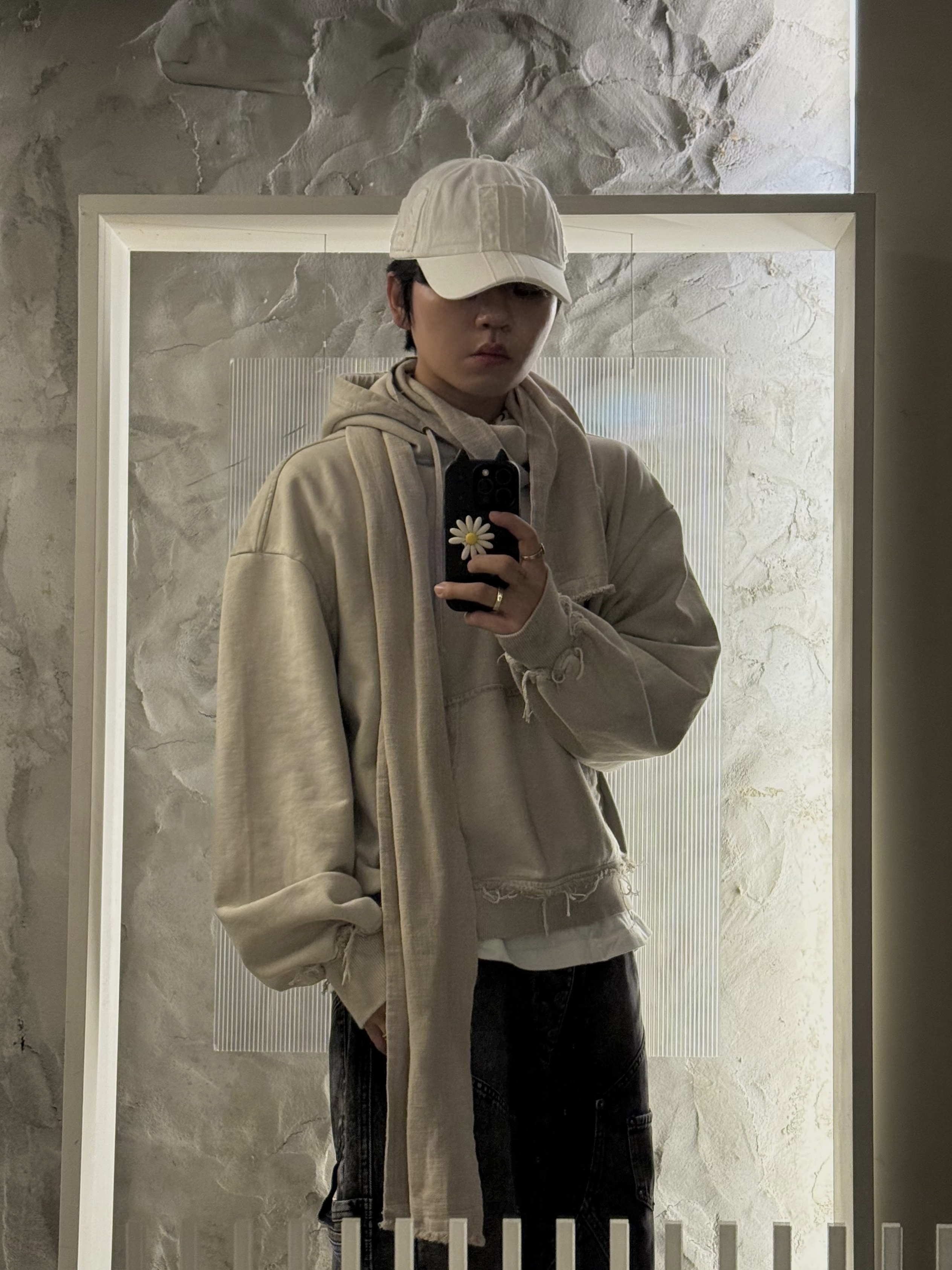 BLR Dyed Raw Edged Hoodie with Linen Muffler Ivory, SOULESURES BOLD BELUGA Espresso Brown 착용 스타일 - 7