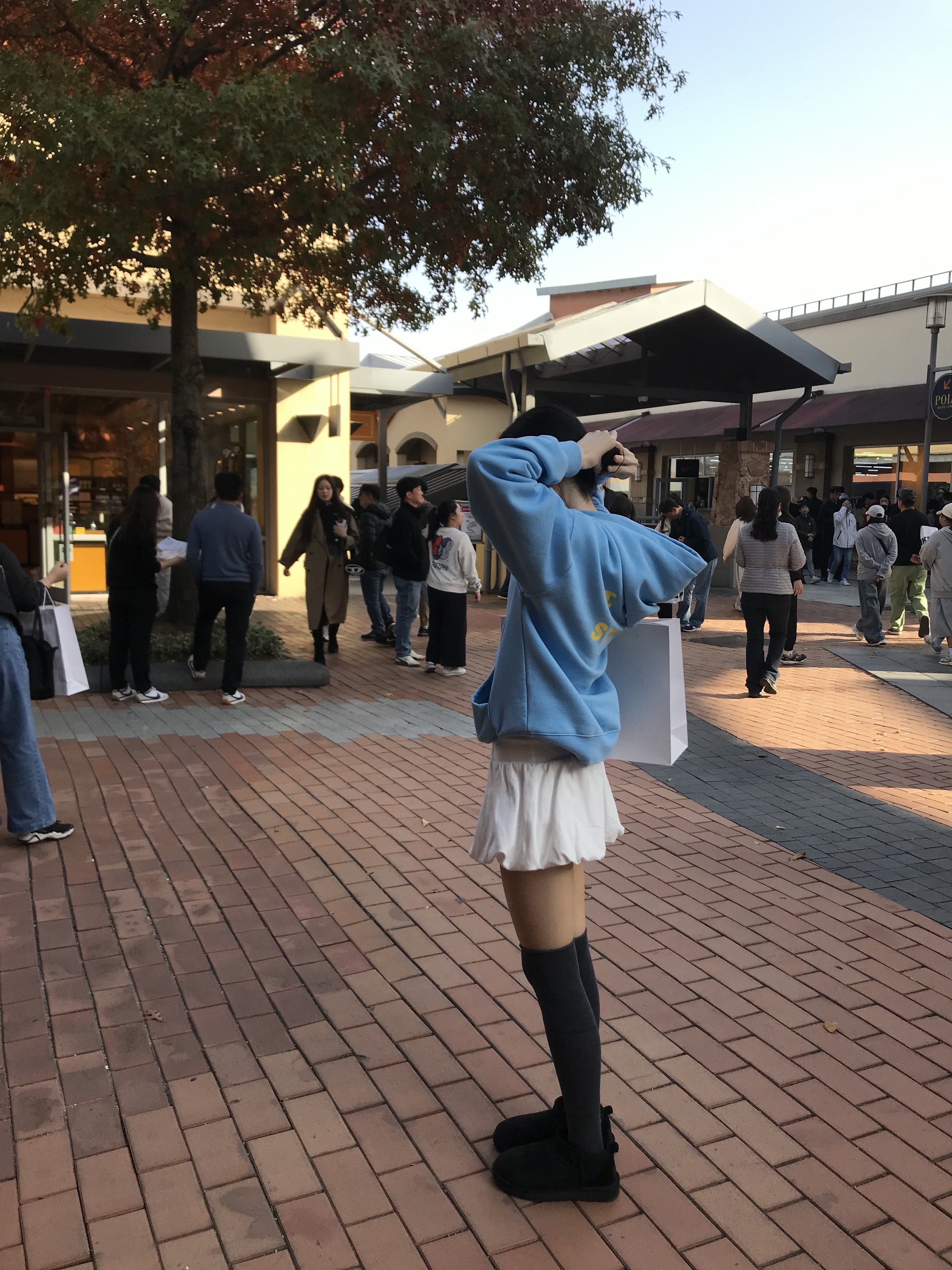 IAB Studio Hoodie Sky Blue Lemon, (W) UGG Classic Ultra Mini Boots Black 착용 스타일 - 2