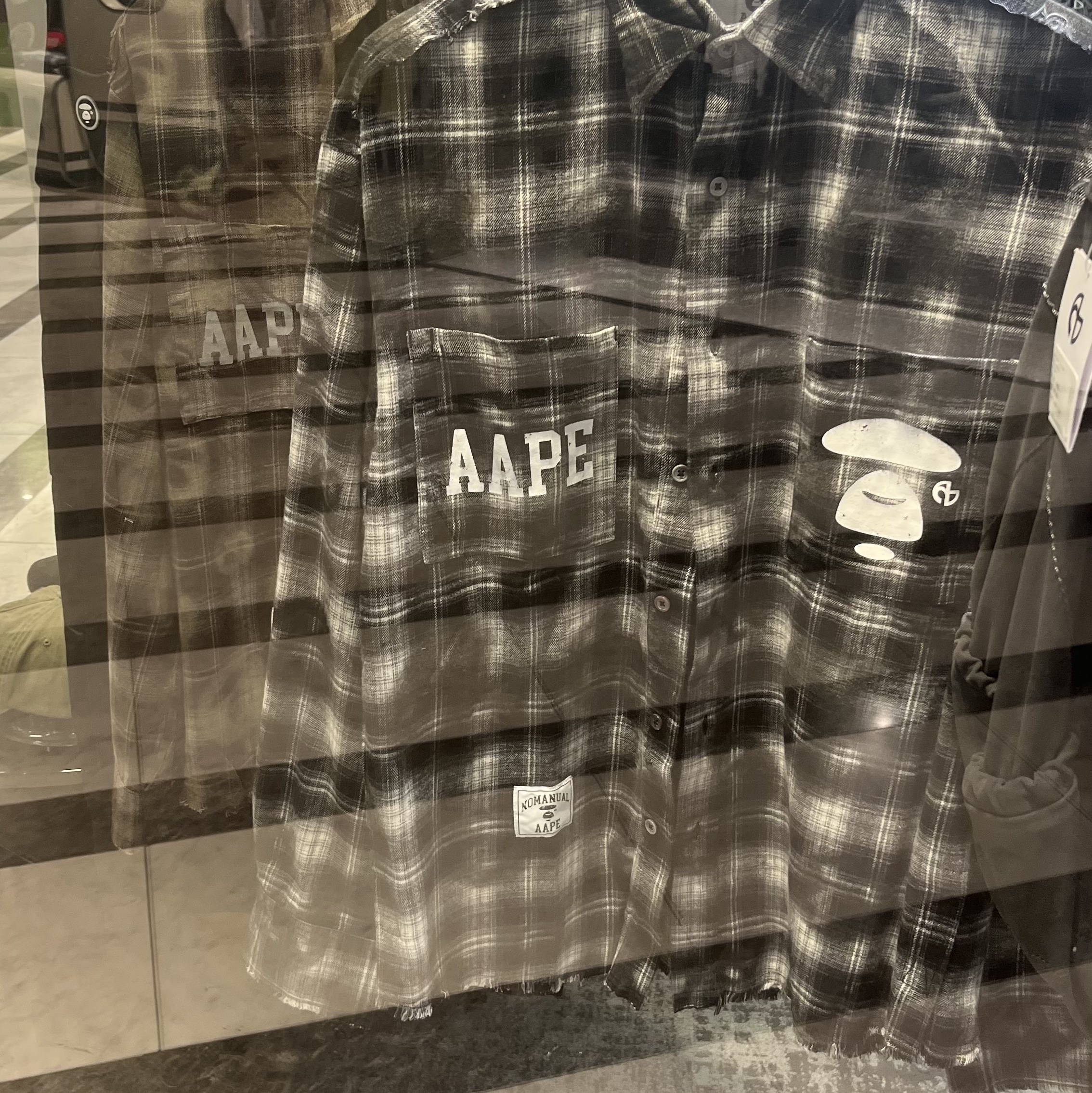 [KREAM 단독] NOMANUAL x AAPE Sprayed Symbol Check Shirt Black, [KREAM 단독] NOMANUAL x AAPE Sprayed Symbol Check Shirt Brown 착용 스타일 - 2