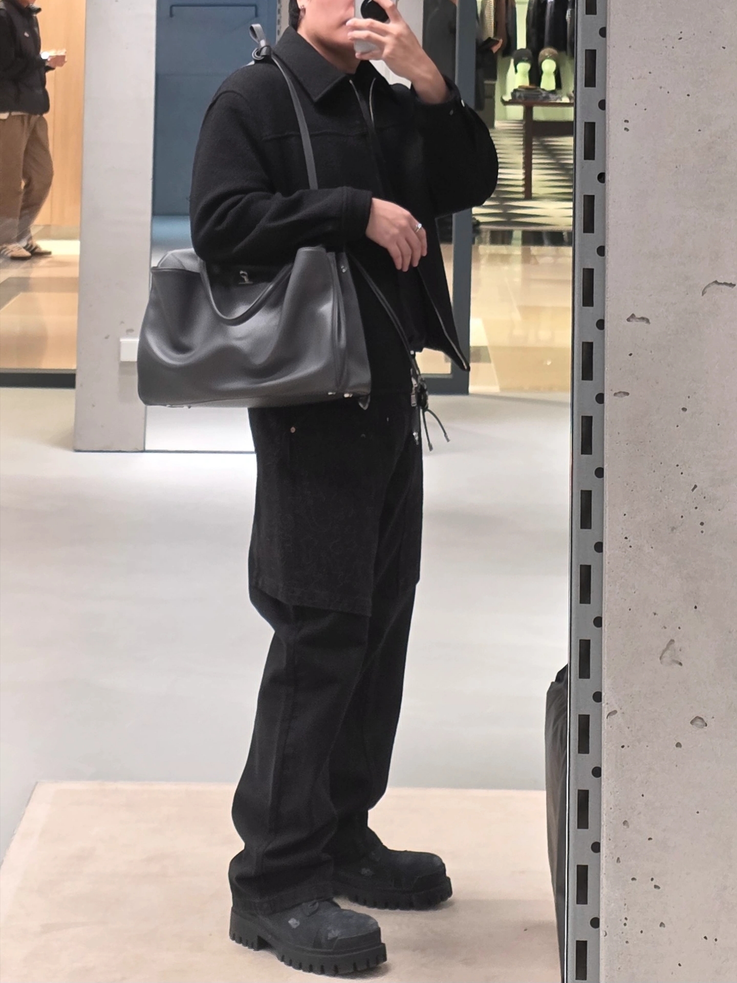 Balenciaga Combat Strike 20mm Boots Black, Balenciaga Rodeo Handbag Large Grained Calfskin Black 착용 스타일