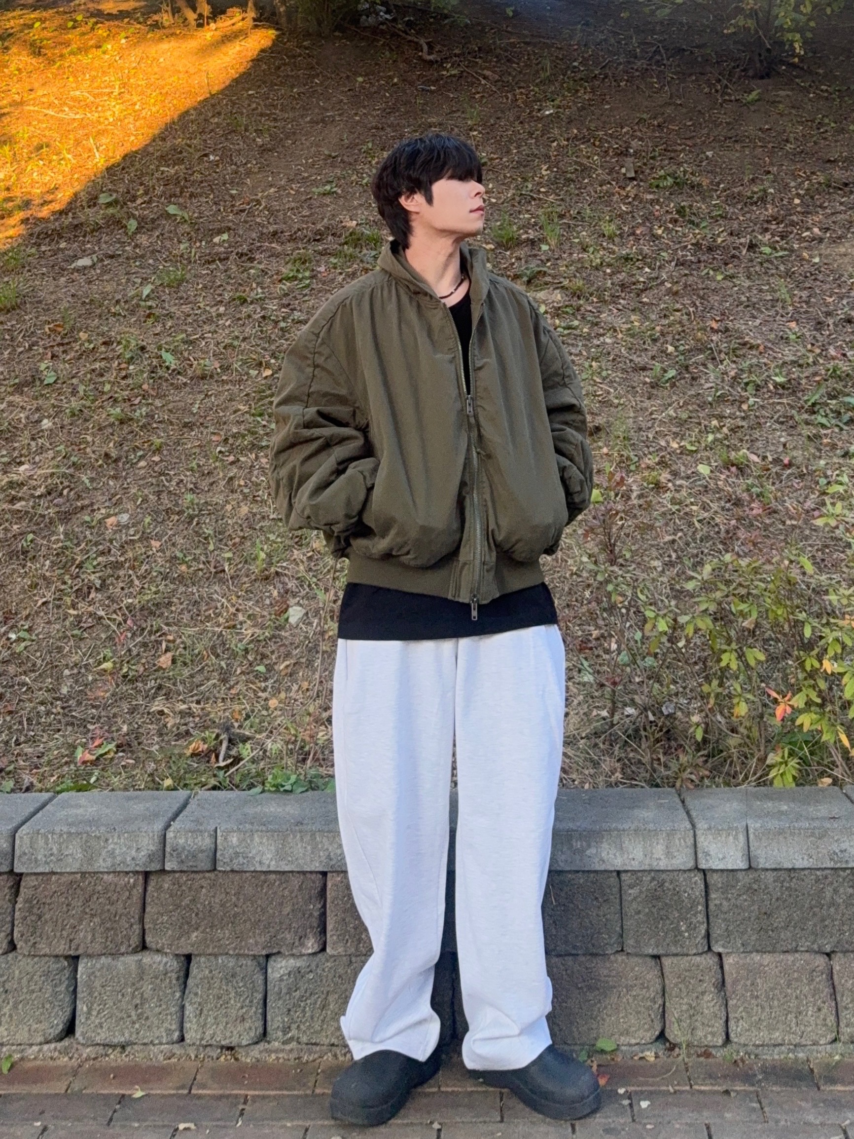 Knitted Curved Training Pants Melange White 착용 스타일