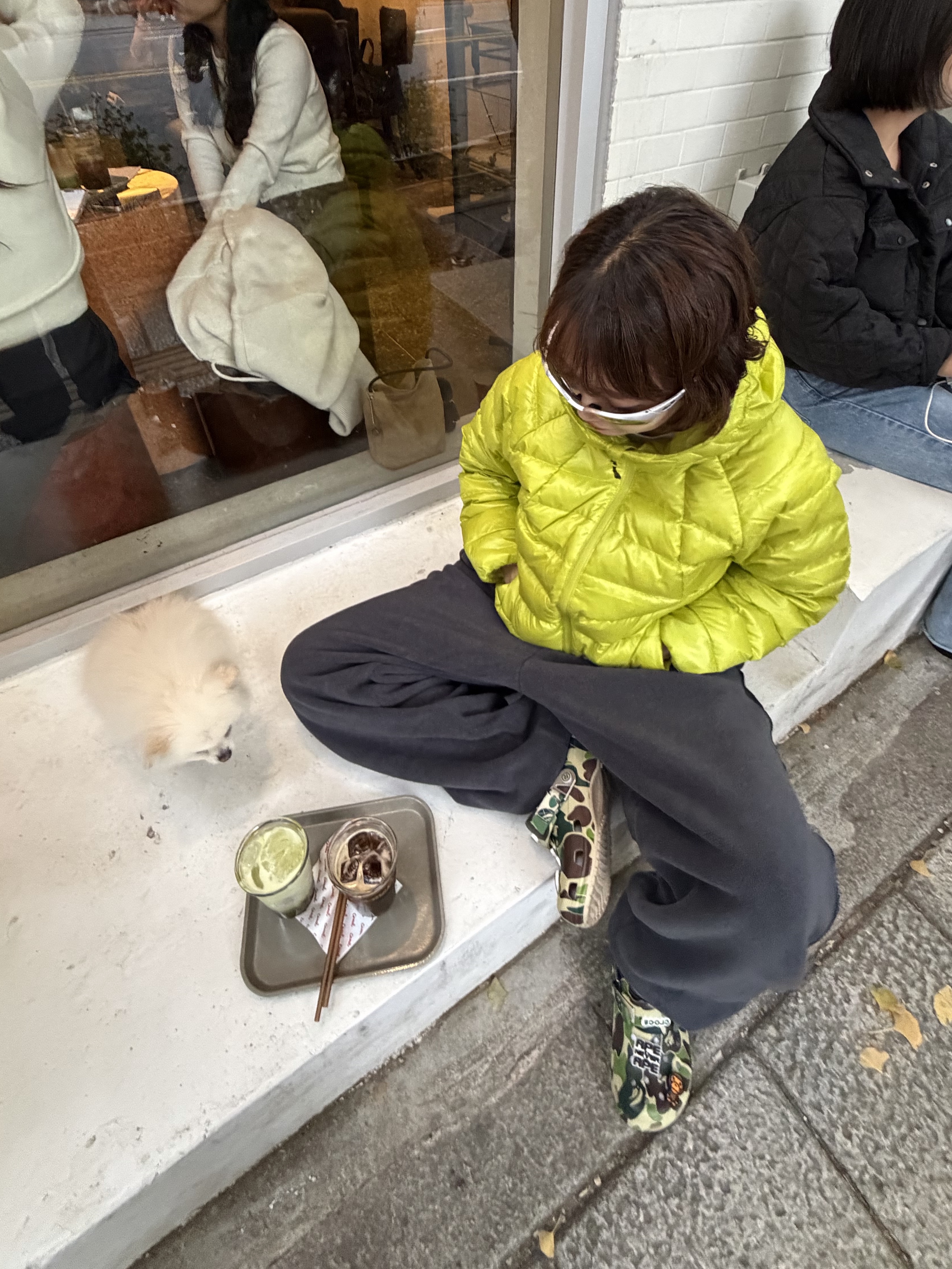 Musinsa Standard Iron Light Down Jacket Yellow Green, Crocs x BAPE Classic Clog Chai 착용 스타일 - 4