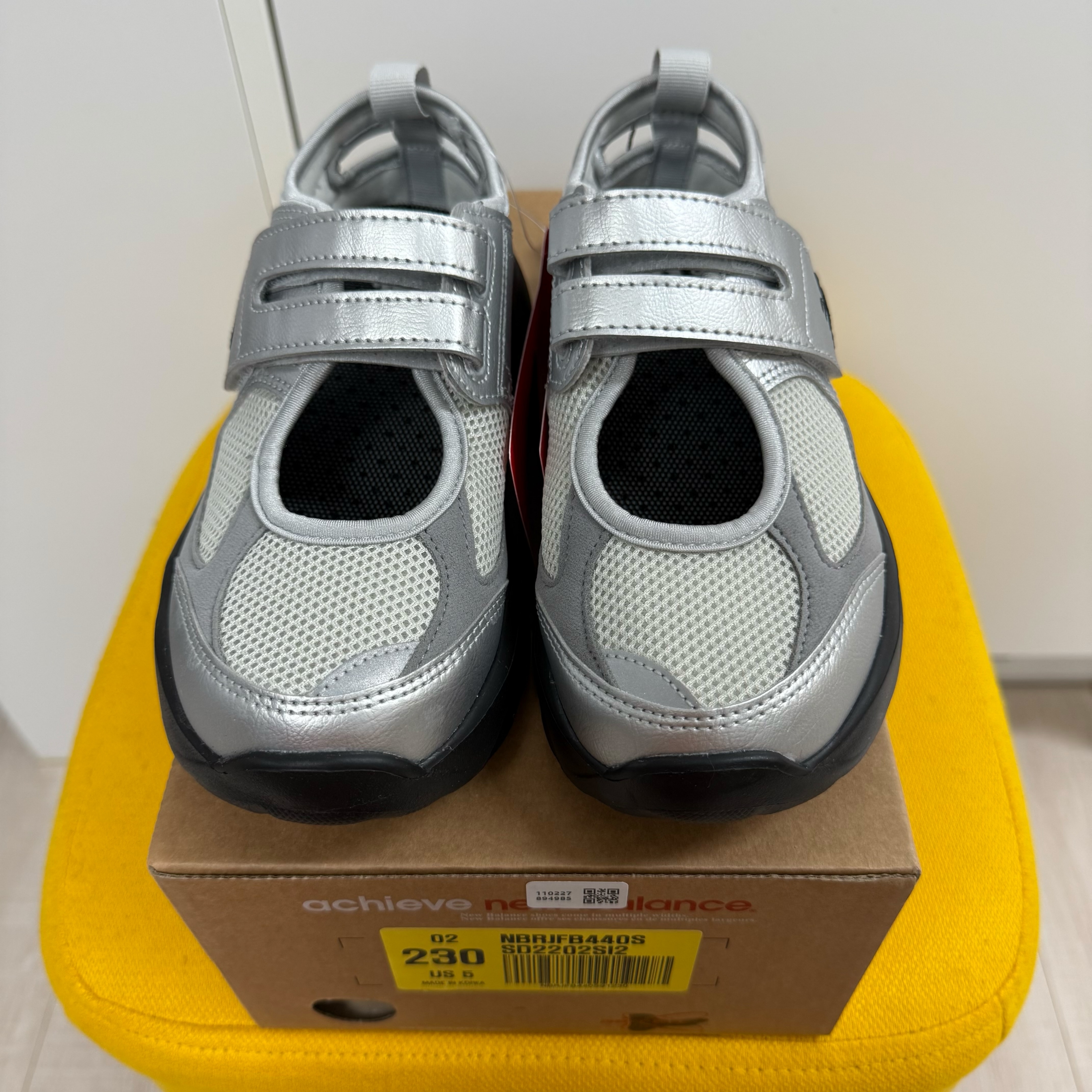 (W) New Balance Breeze SD2202 Metalic Silver 착용 스타일 - 2