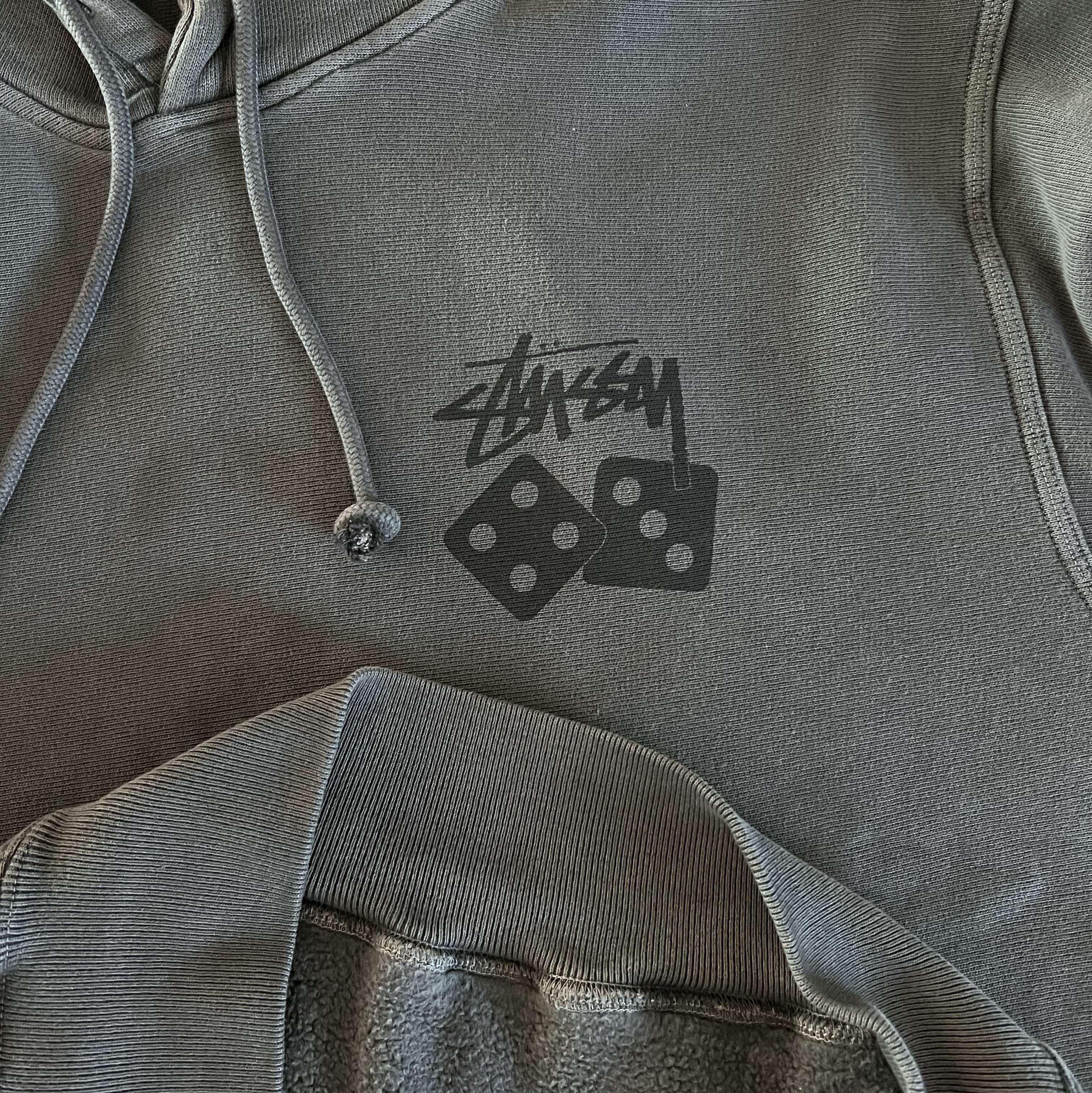 Stussy Dice Pigment Dyed Hoodie Black 착용 스타일 - 1