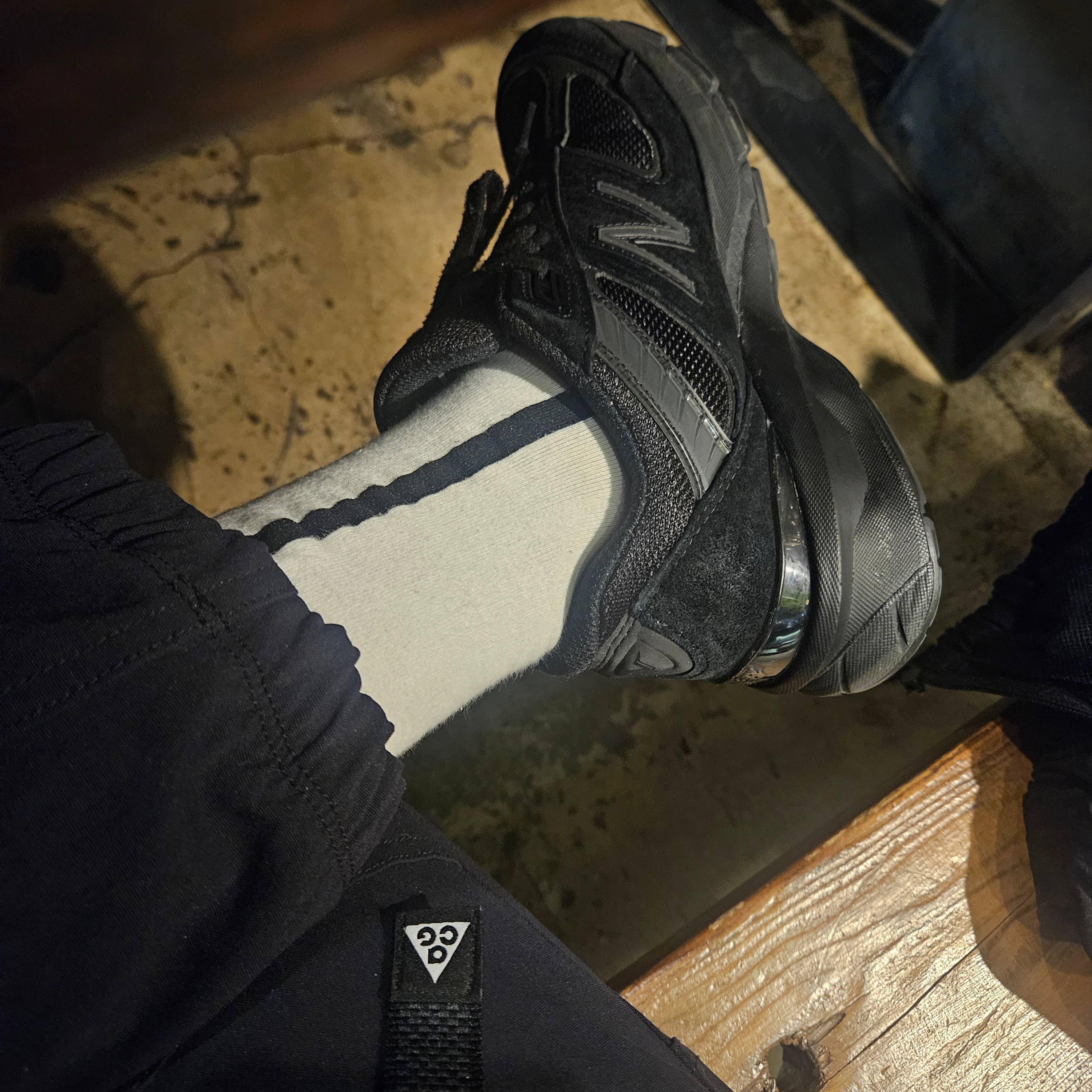 Nike ACG Trail Pants Black Anthracite - Asia, New Balance 990v5 Made in USA Triple Black - D Standard 착용 스타일
