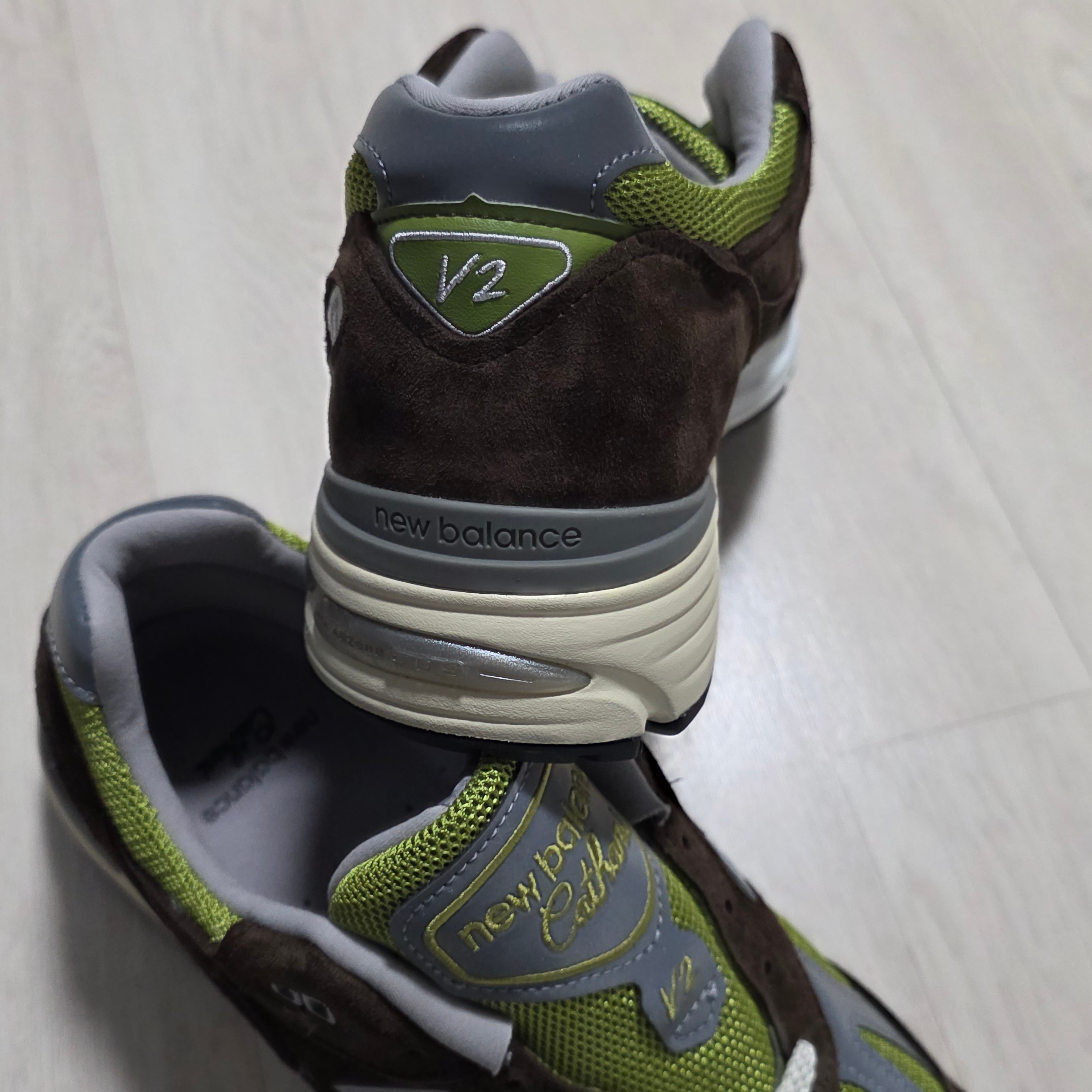 New Balance × Danielle Cathari 991v2 Chocolate Brown Pistachio 착용 스타일 - 3