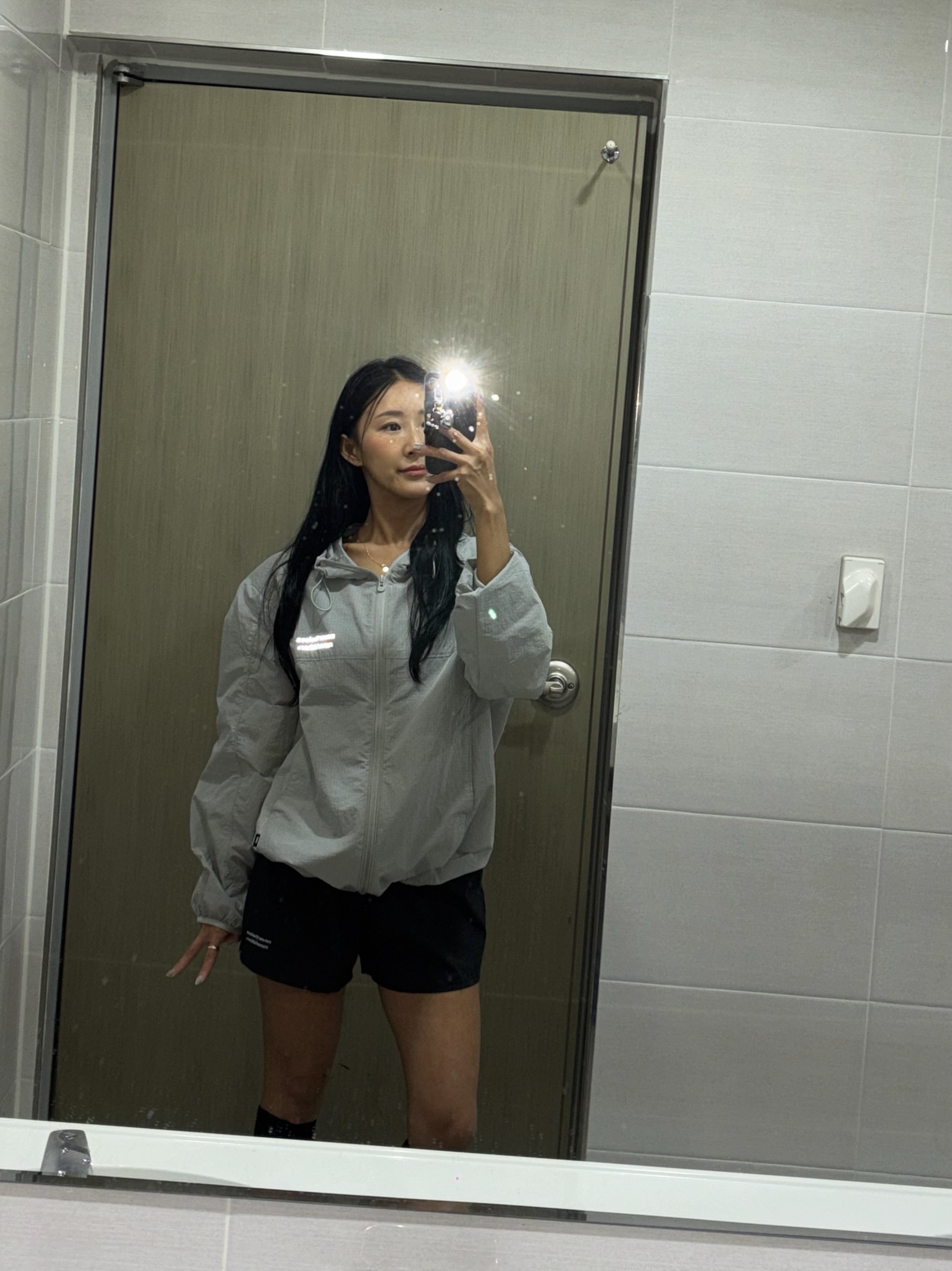 [KREAM 단독] runwhither Womens 3inch Shorts Black, [KREAM 단독] runwhither Windbreaker Jacket V2 Gray 착용 스타일