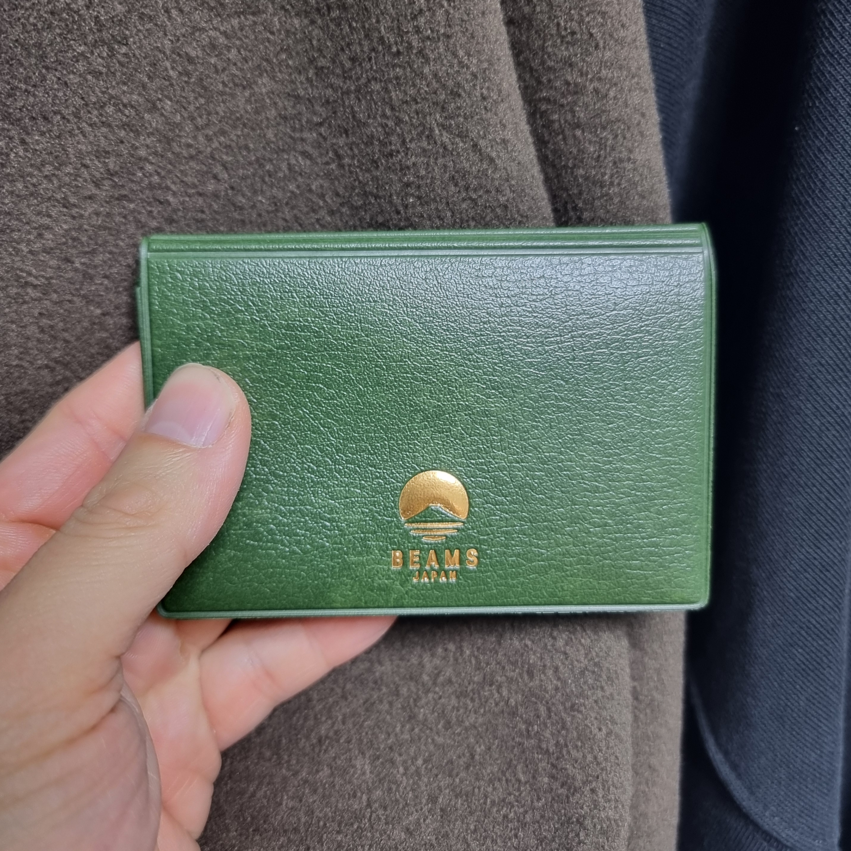 Beams x Hightide Special Order Pass & Card Case Green 착용 스타일