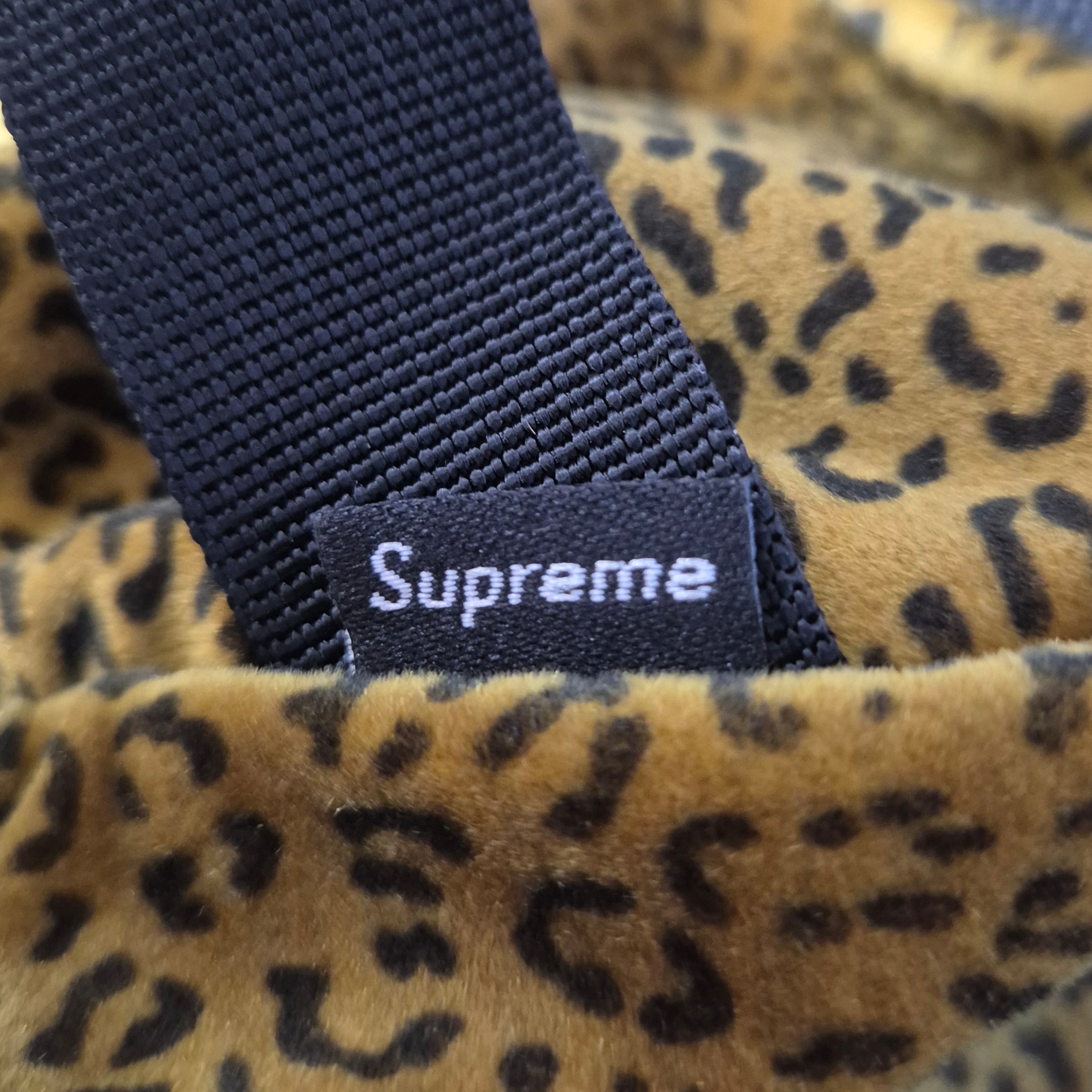 Supreme Velvet Backpack Tan Leopard - 25FW 착용 스타일 - 4
