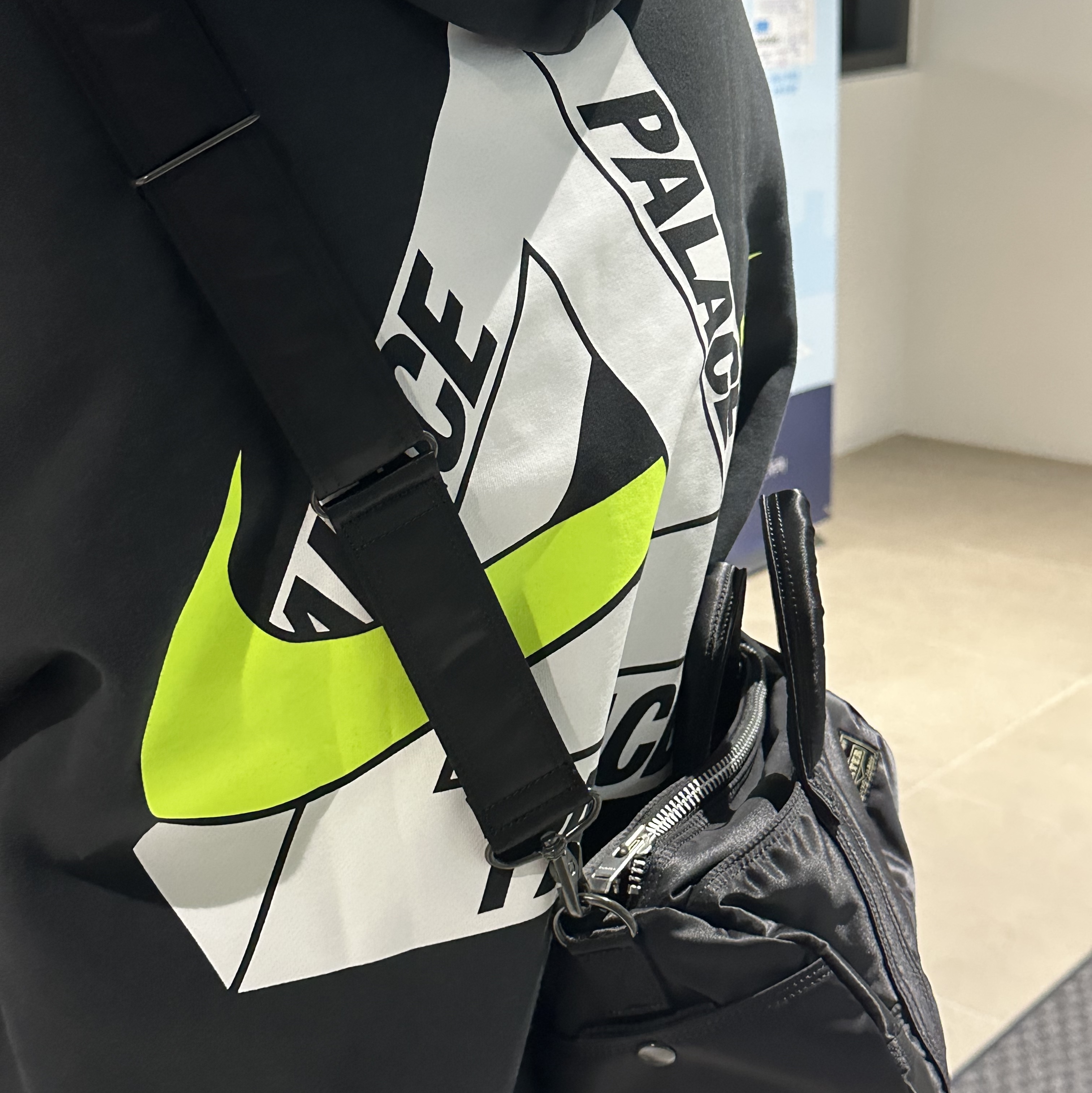 Palace x Nike Tri Swoosh Hood Black - 25FW, Porter All New Tanker Roll Bag Black 착용 스타일 - 2
