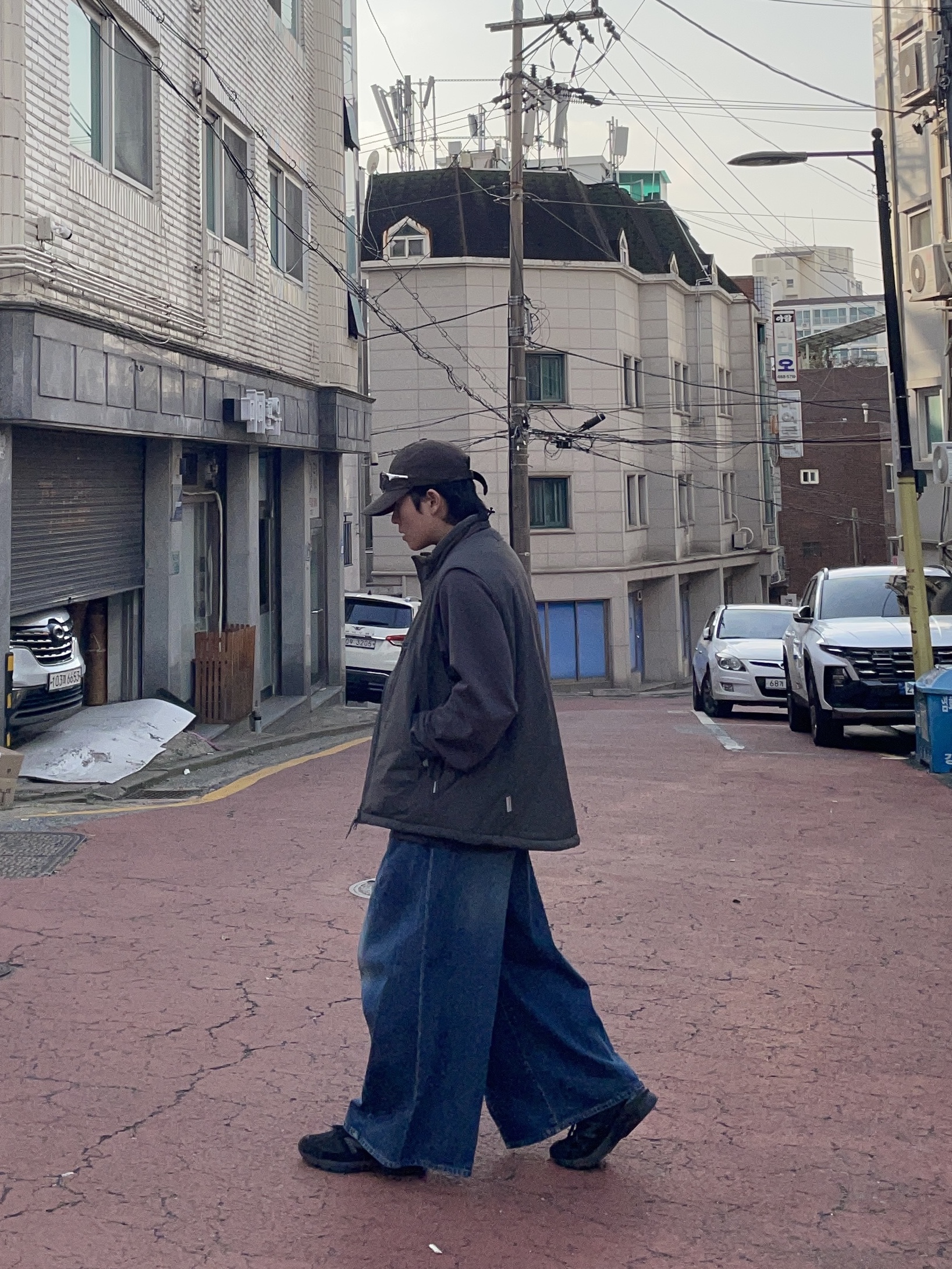 Oakley EVZero Path Matte White Frame Clear To Black Iridium Photochromic Lenses Low Bridge Fit, Needles H.D. Buggy Pants Jean 12 Oz Denim Indigo 착용 스타일 - 2