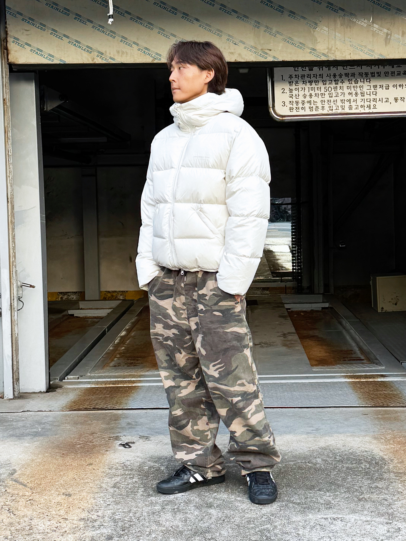 QT8 GARMENTS Duck Down Heavyweight Hoodie Jacket Cream 착용 스타일 - 2