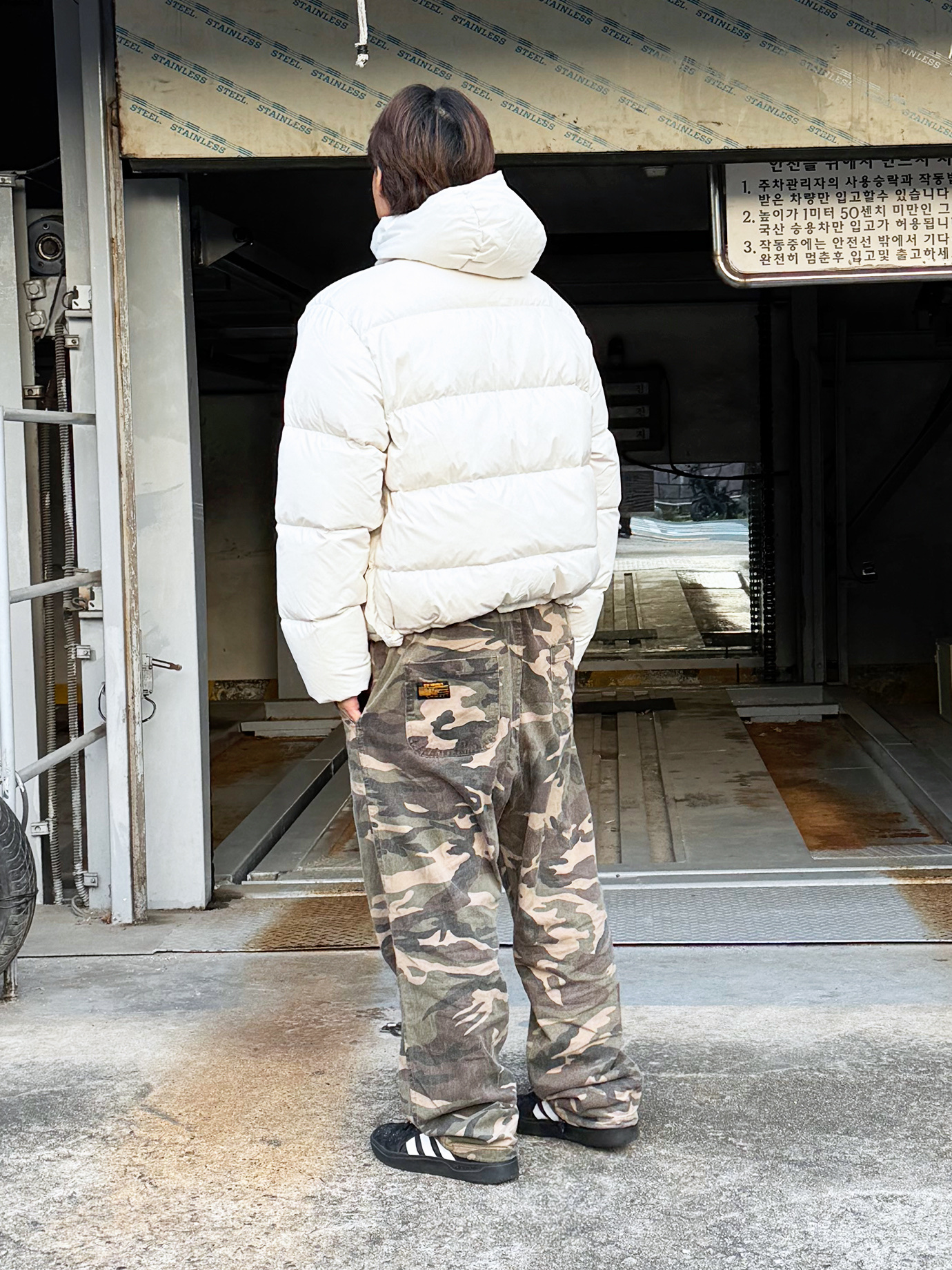 QT8 GARMENTS Duck Down Heavyweight Hoodie Jacket Cream 착용 스타일 - 3
