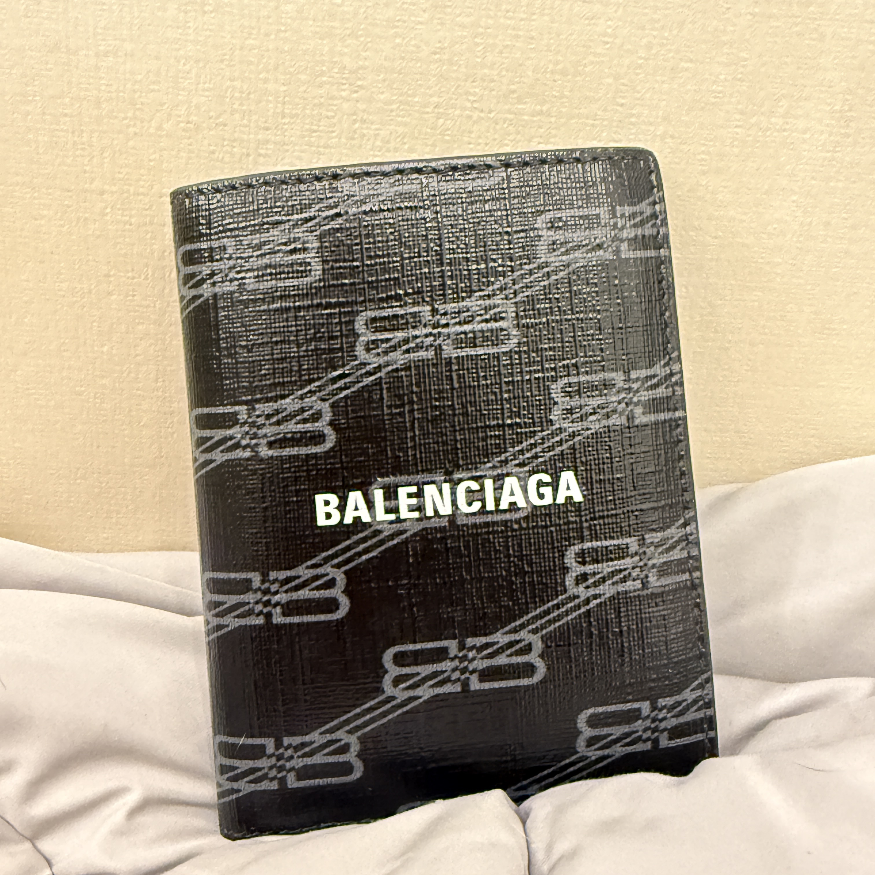 Balenciaga Signature Vertical Bifold Wallet BB Monogram Coated Canvas Black Grey 착용 스타일