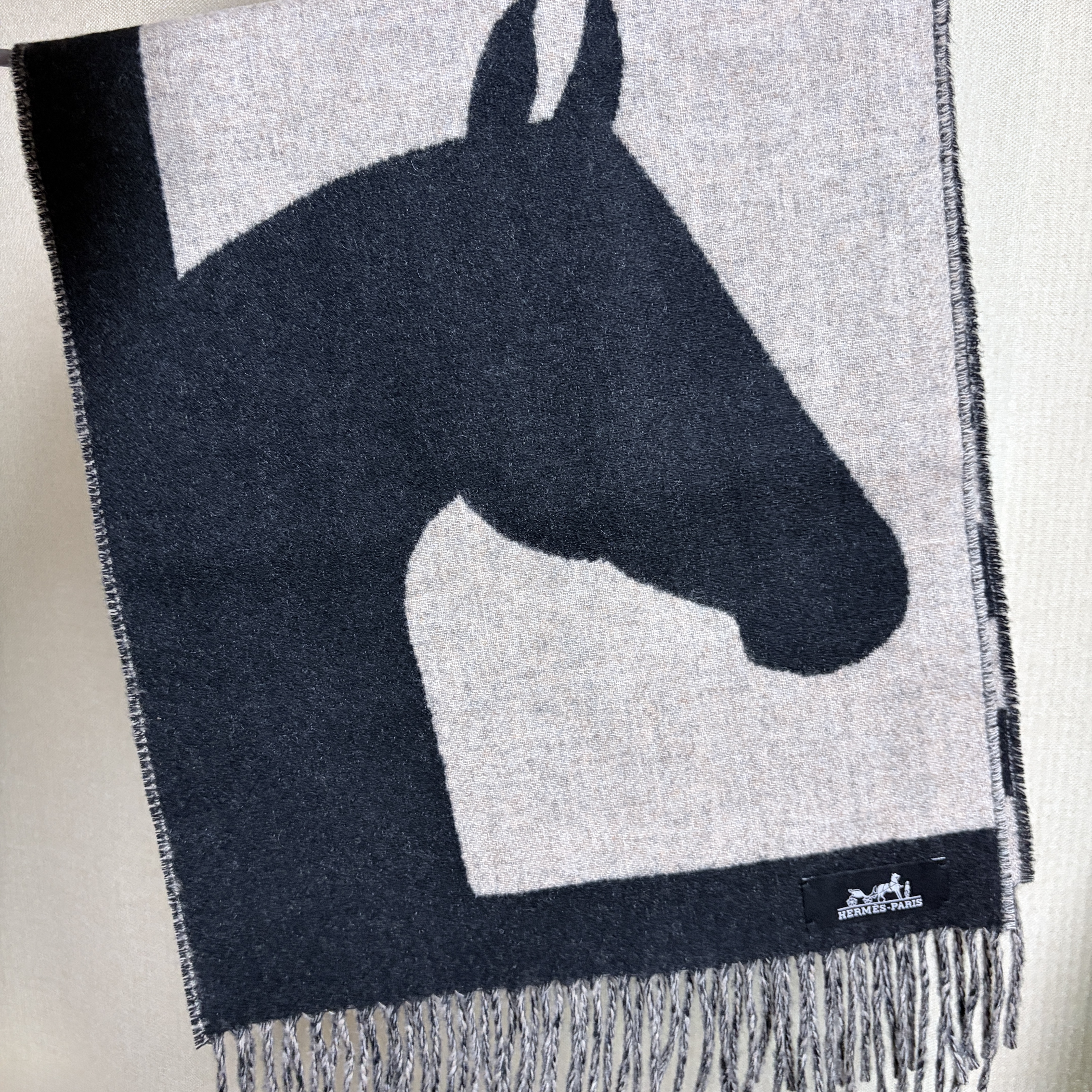 (W) Hermes Casaque Love Story Muffler Noir Beige Chine 착용 스타일 - 2