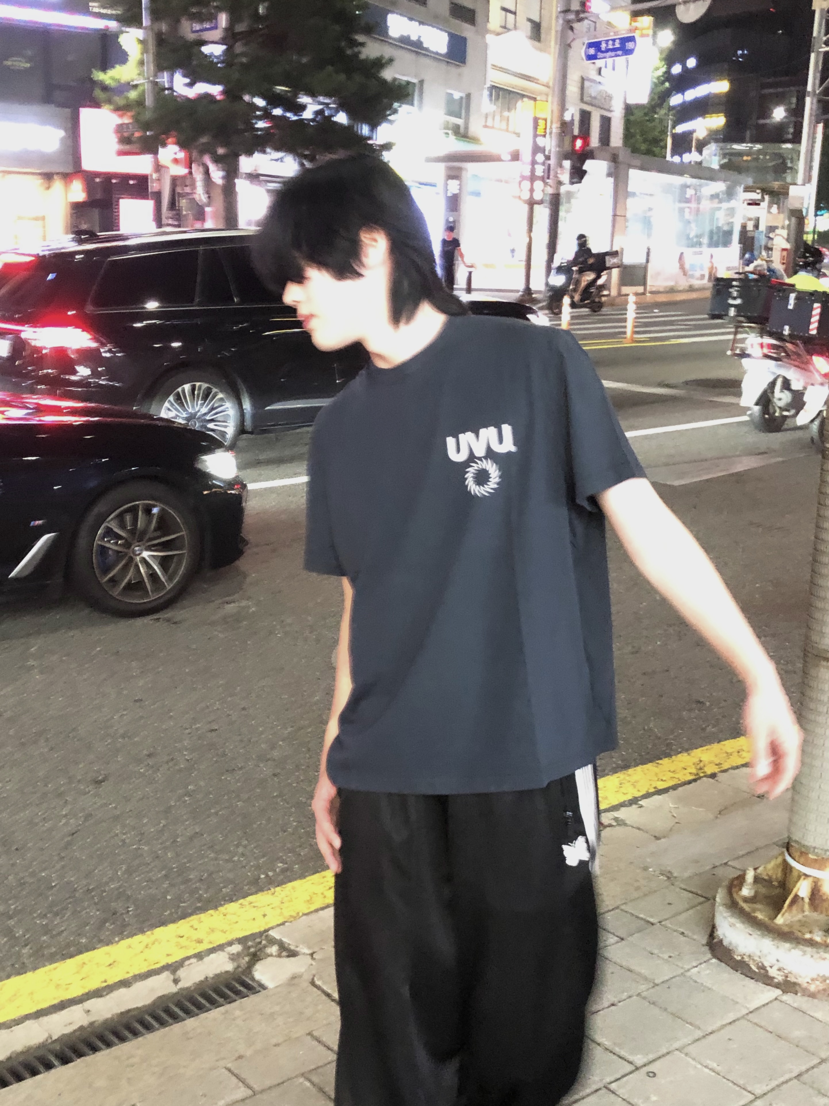 UVU Insignia T-Shirt Black 착용 스타일 - 1