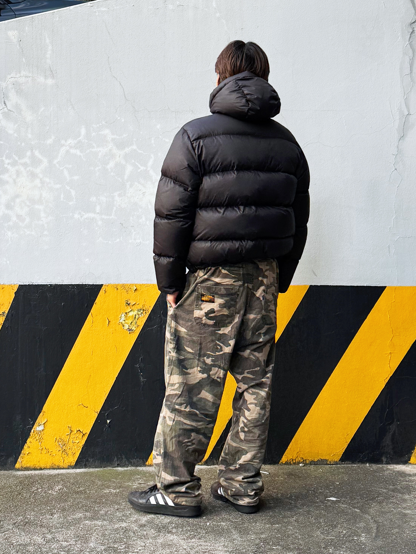 QT8 GARMENTS Duck Down Heavyweight Hoodie Jacket Black 착용 스타일 - 3