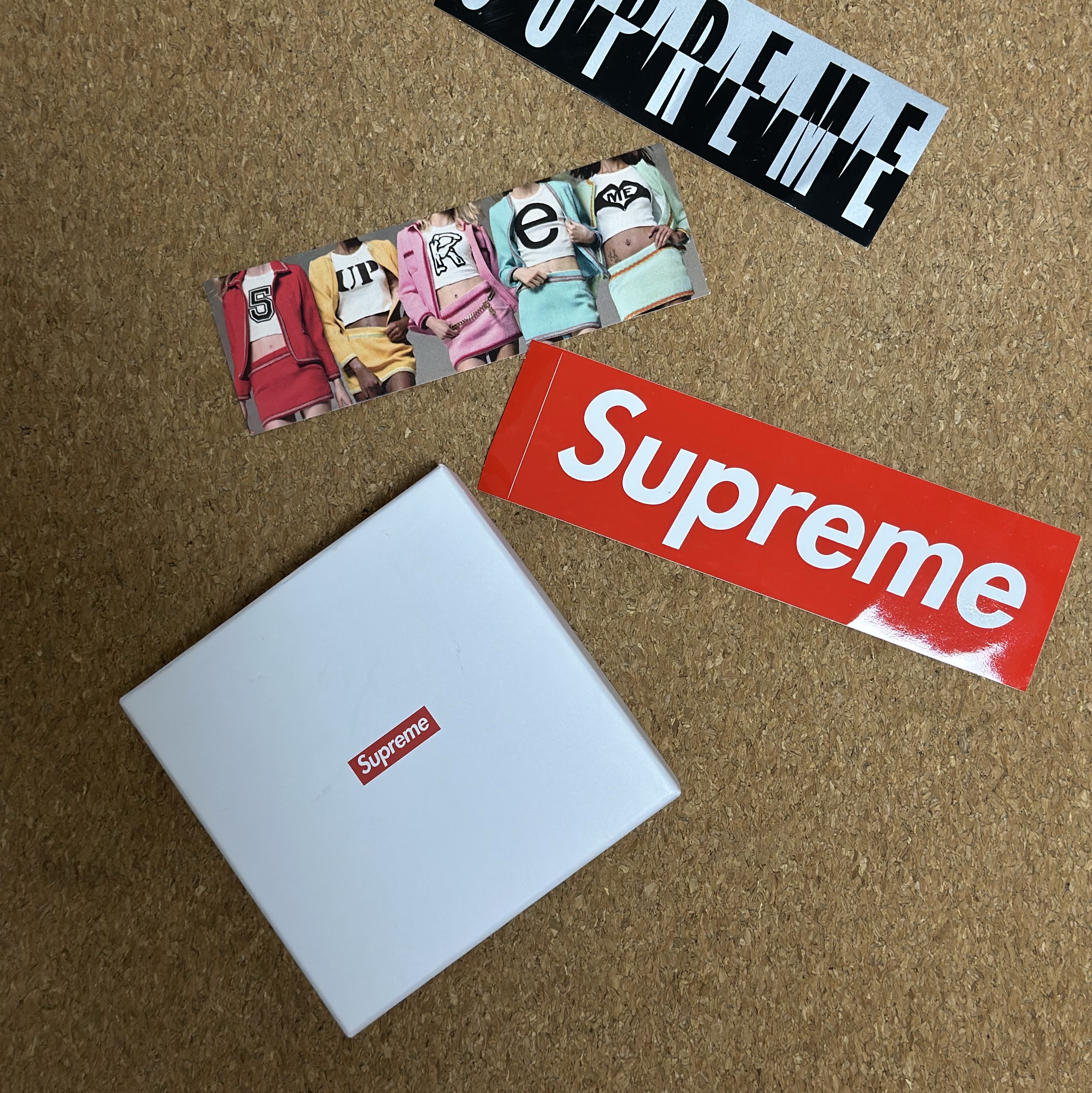 Supreme Leather Zip Card Holder Black 착용 스타일 - 1
