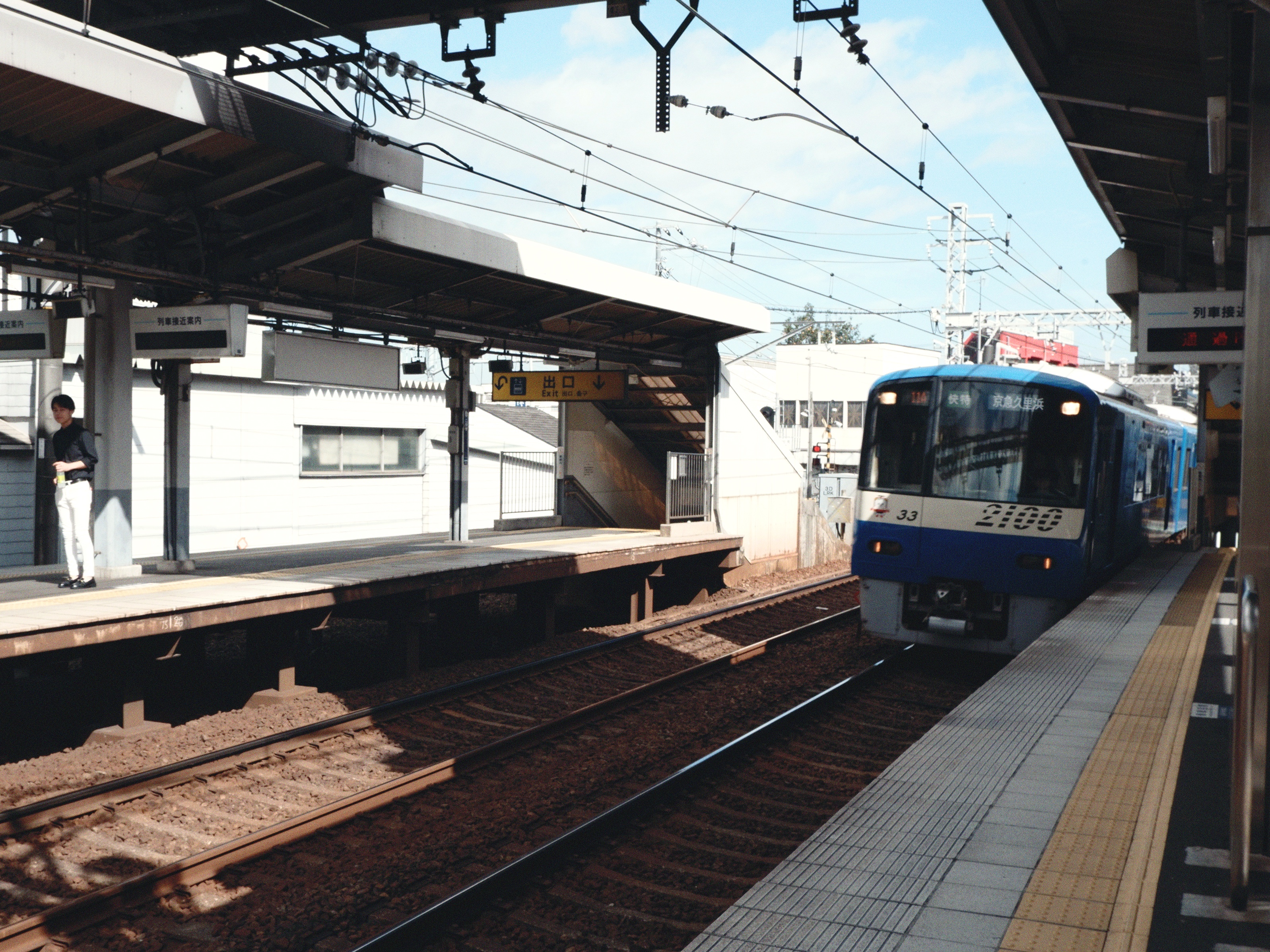 Uniqlo x JW Anderson Straight Jean Blue - JP, Louis Vuitton Envelope Business Card Holder Monogram 착용 스타일 - 5