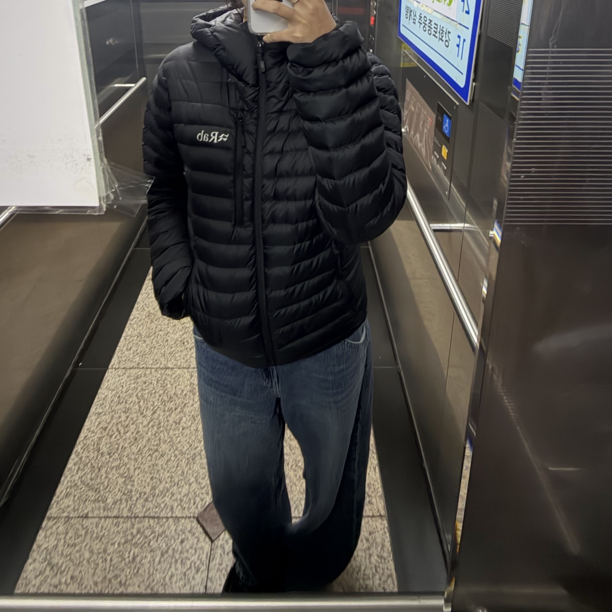 Rab Microlight Alpine Jacket Black 착용 스타일