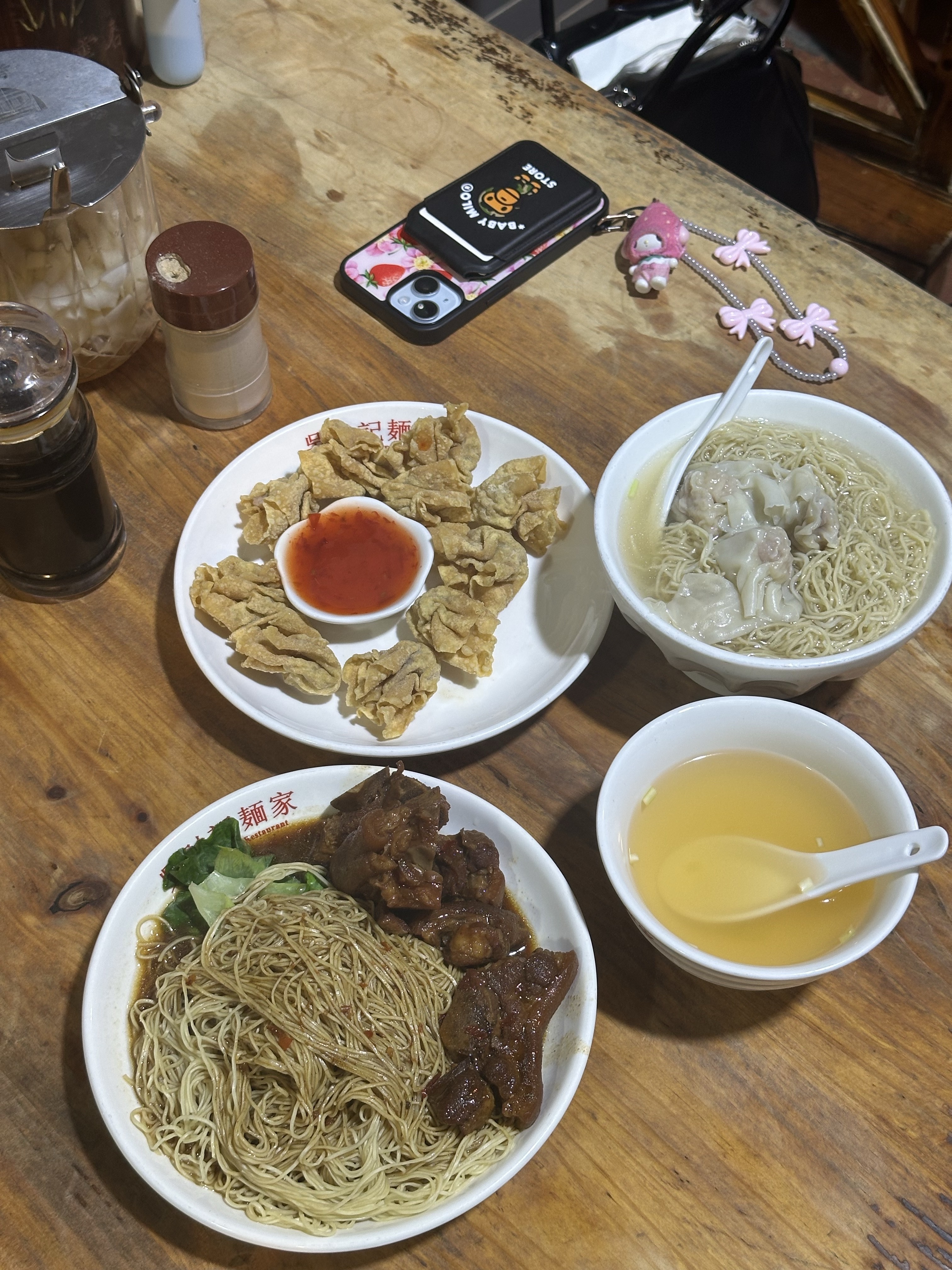 BAPE Baby Milo MagSafe Card Holder Black, Chrome Hearts Silichrome CH Cross Pendant Black 2022/2023/2025 착용 스타일 - 2