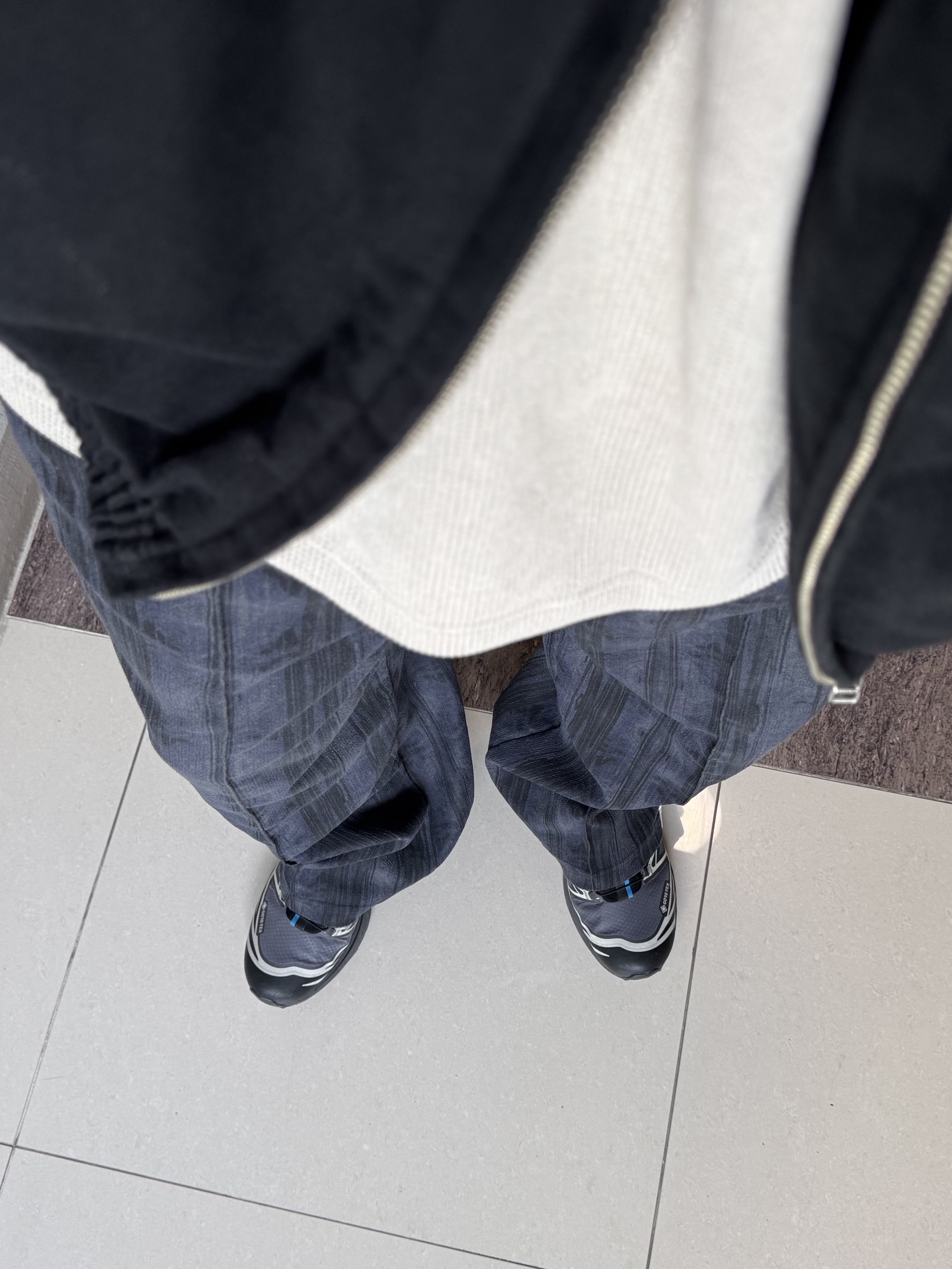 Salomon XT-6 Gore-Tex Black Ebony, Nonnod Moleskine Bomber Jacket Matt Black 착용 스타일 - 2