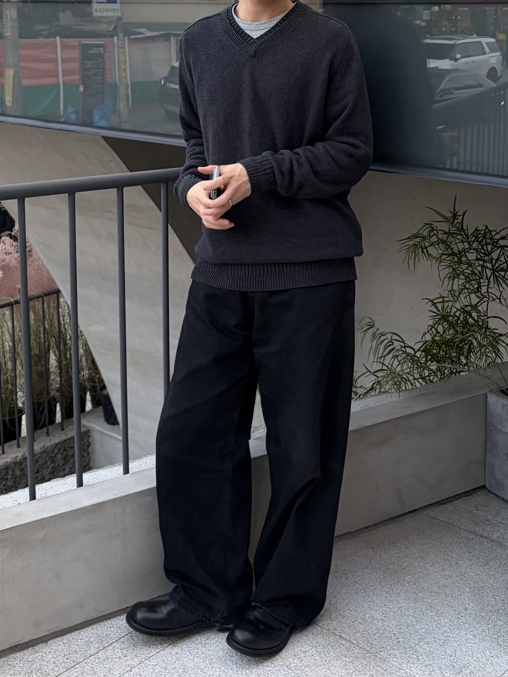 noun Layered V Neck Knit Charcoal 착용 스타일 - 1