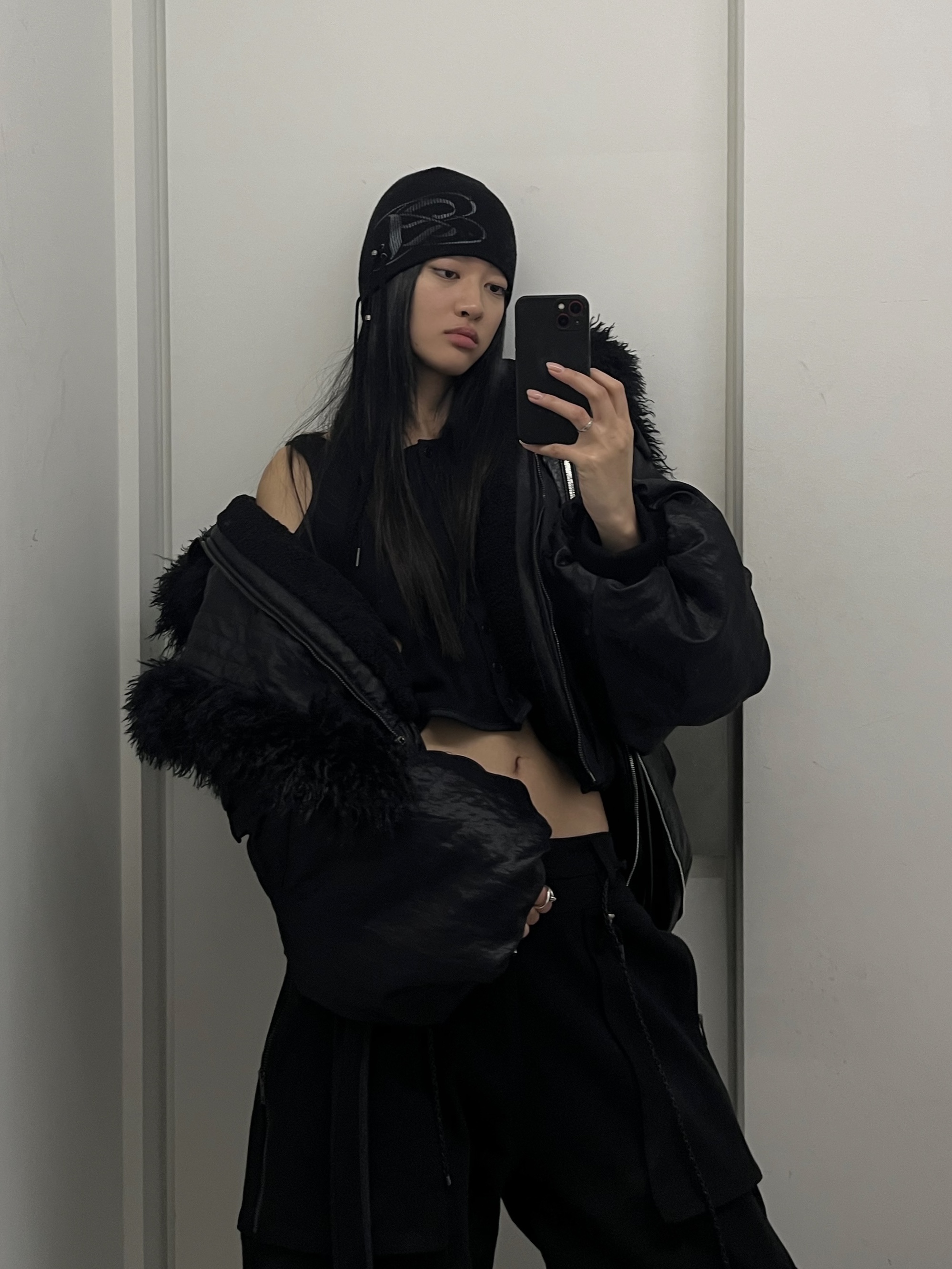 WET TAG Hooded Shearling Bomber Jacket Black 착용 스타일 - 2