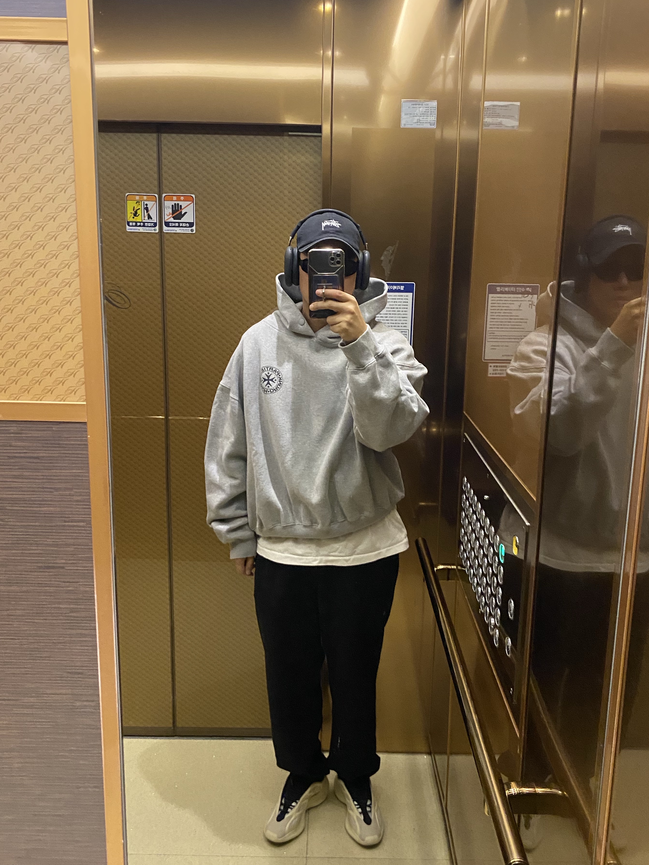 Stussy Landon Sunglasses Black Black Lens, Punch Drunk Parties Circle Logo Oversized Hoodie Gray 착용 스타일