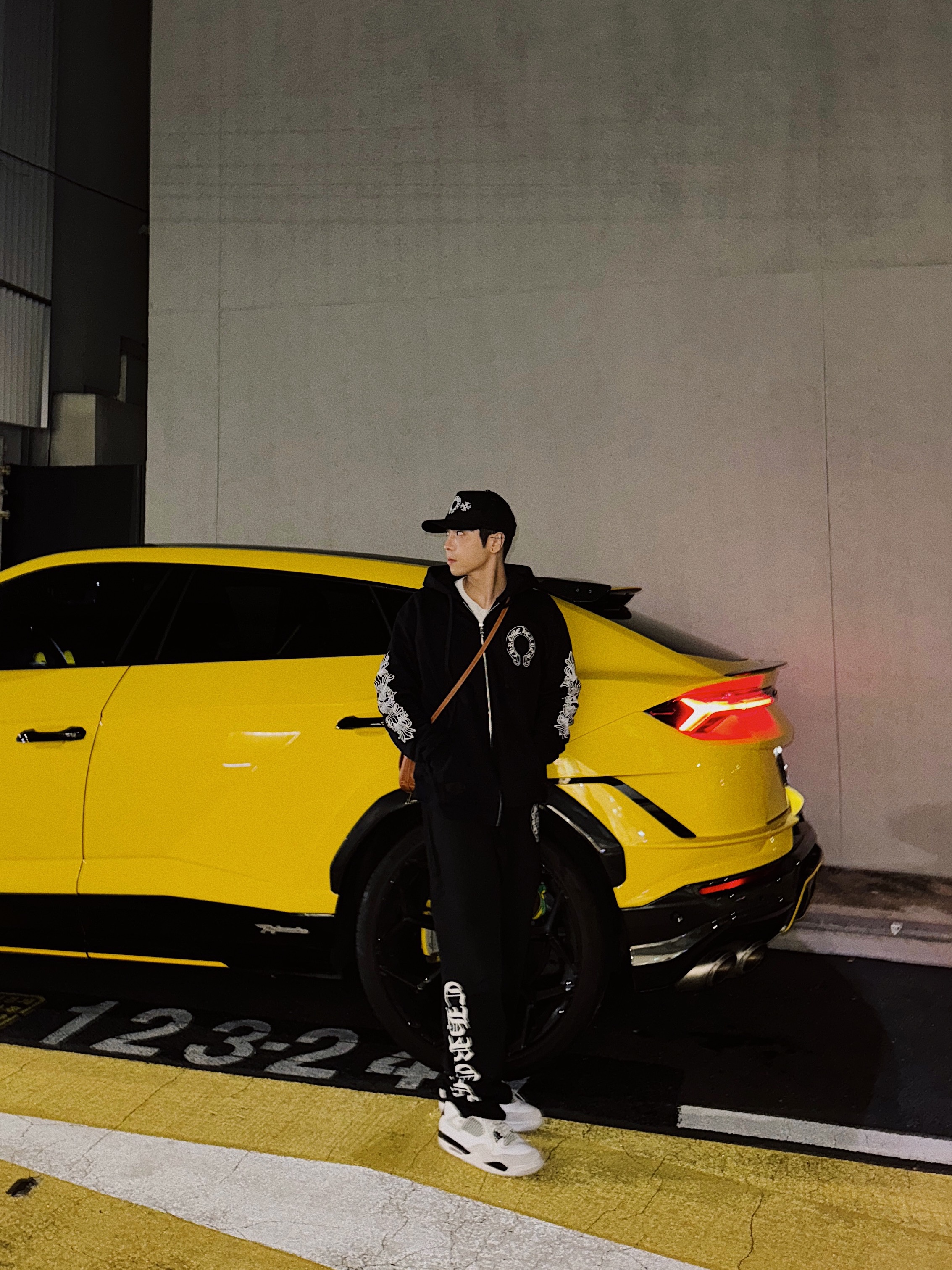 Chrome Hearts Horseshoe Floral Fleece Zip-Up Hoodie Black, Chrome Hearts Horseshoe Denim Baseball Hat Black 착용 스타일 - 1