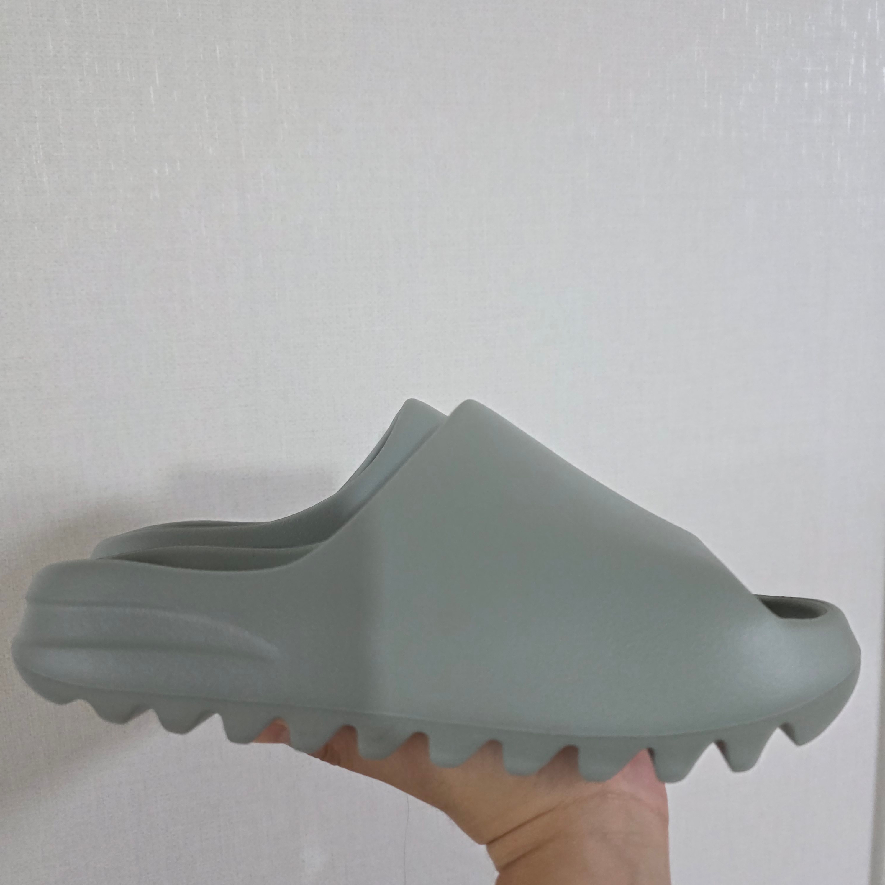 Adidas Yeezy Slide Salt 착용 스타일 - 2