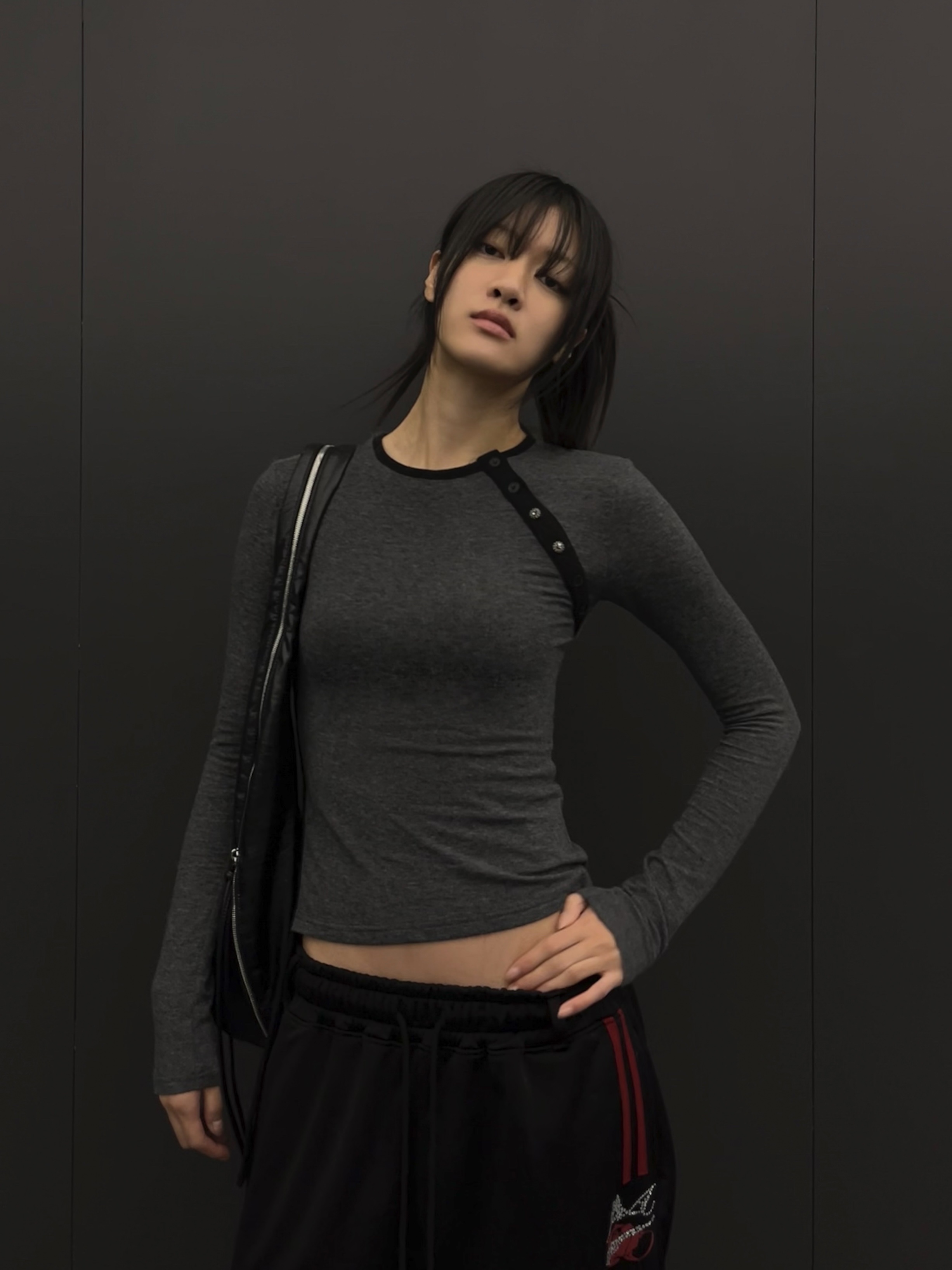 WET TAG Side Strap Button Top Charcoal 착용 스타일 - 1