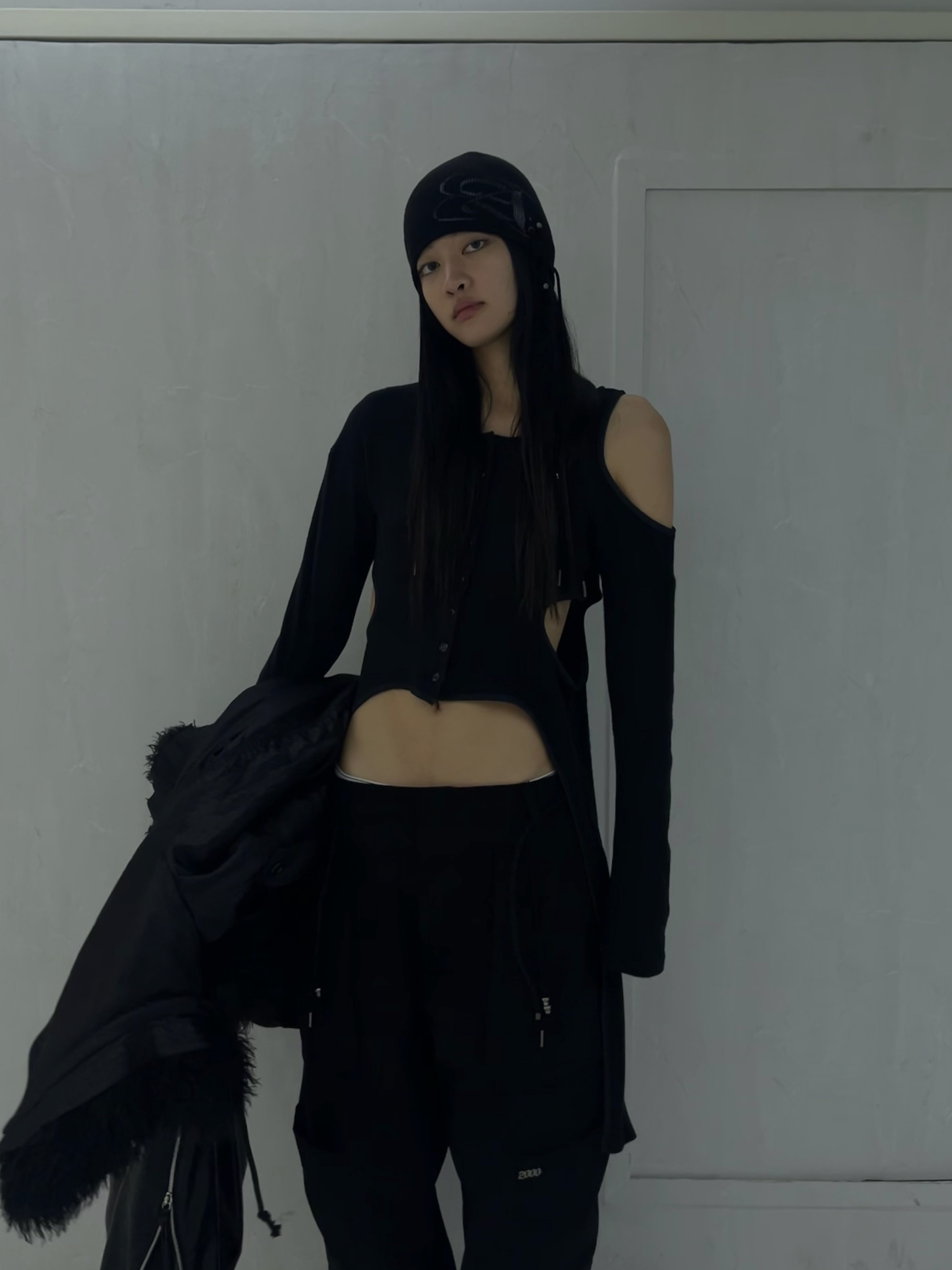 WET TAG Cut-Out Side Strap Cardigan Black 착용 스타일 - 1