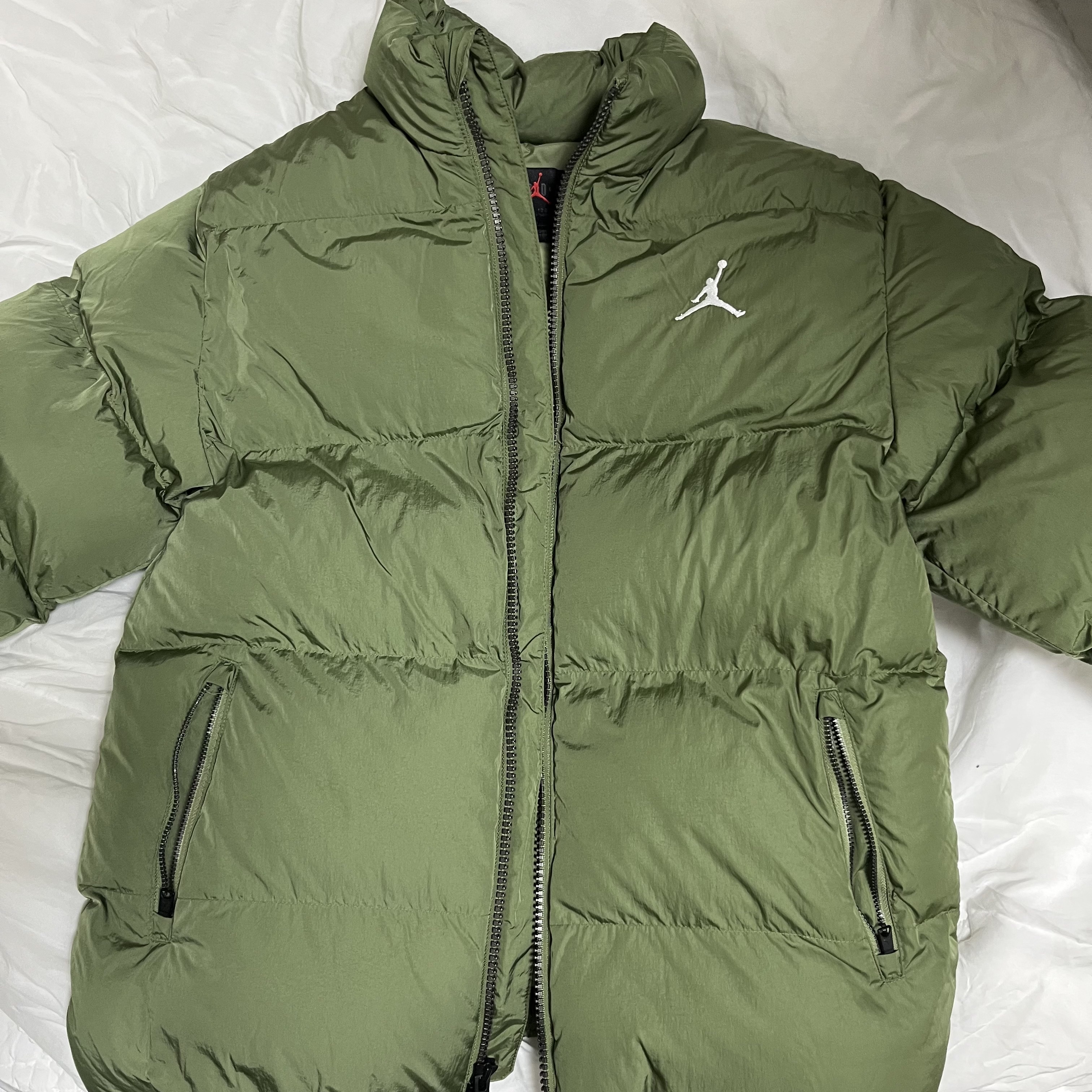 Jordan Essential Poly Puffer Jacket Sky J Light Olive - Asia 착용 스타일