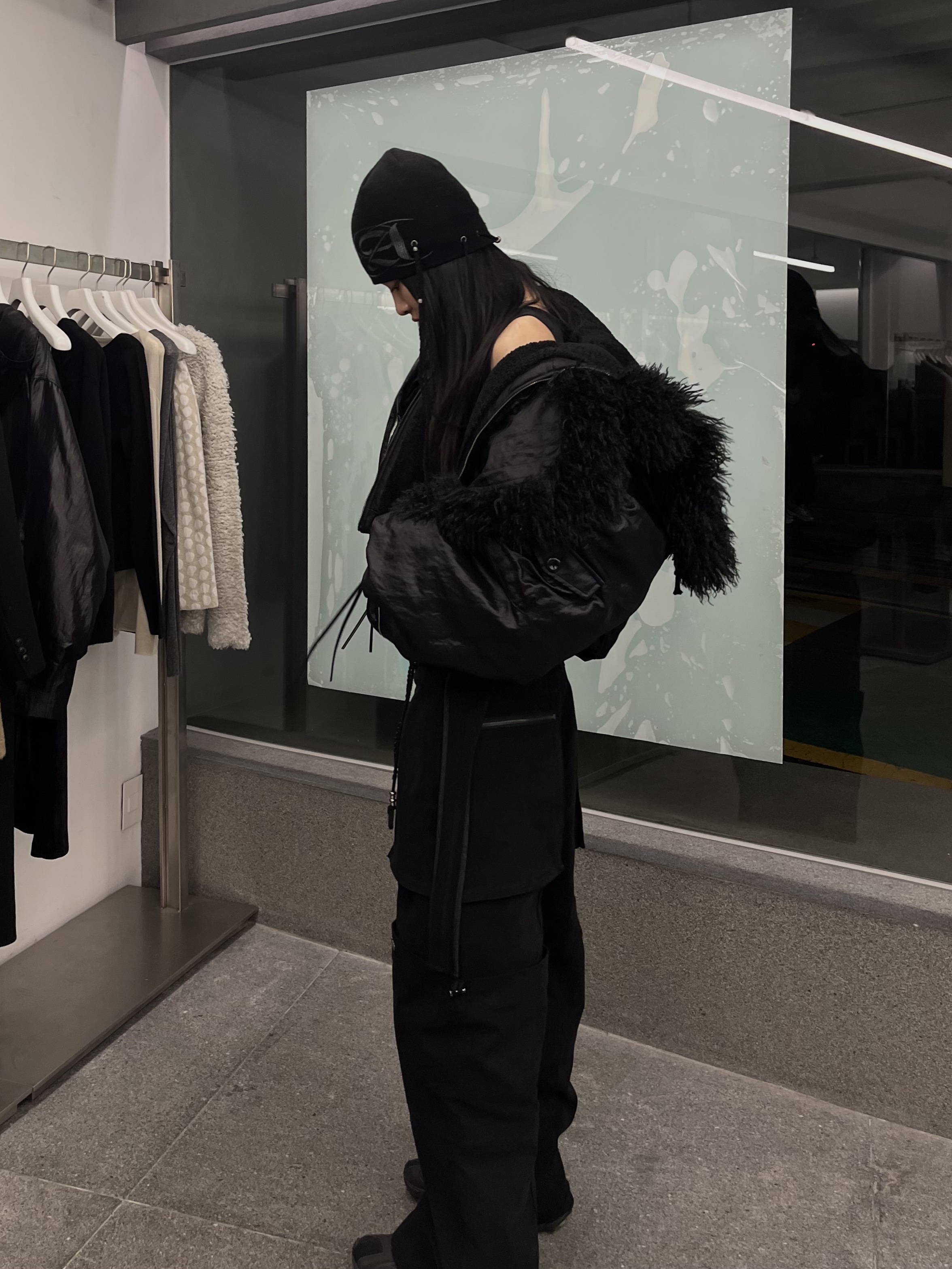 WET TAG Hooded Shearling Bomber Jacket Black 착용 스타일 - 3