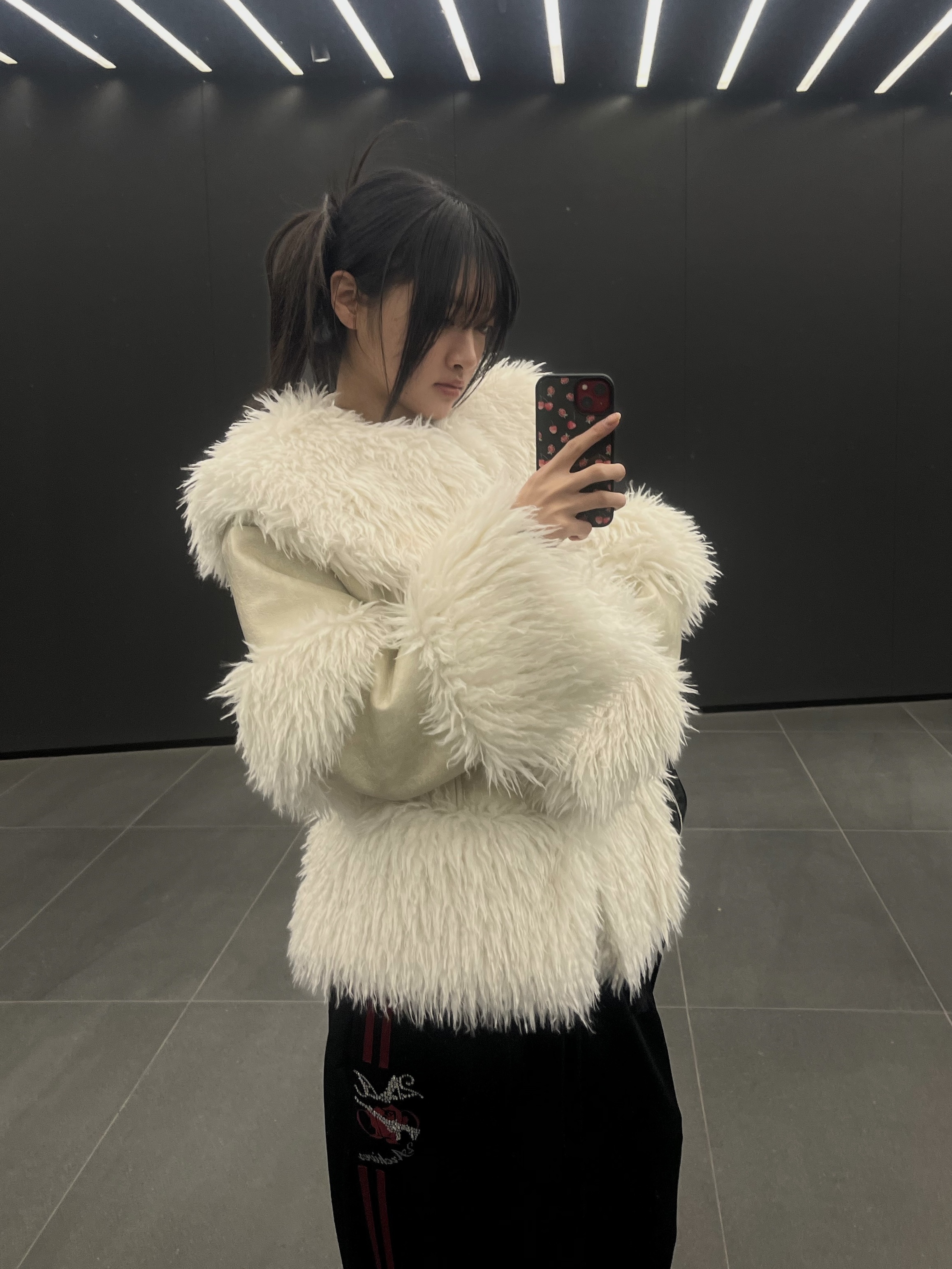 WET TAG Wide Collar Leather Shearling Jacket White 착용 스타일 - 1