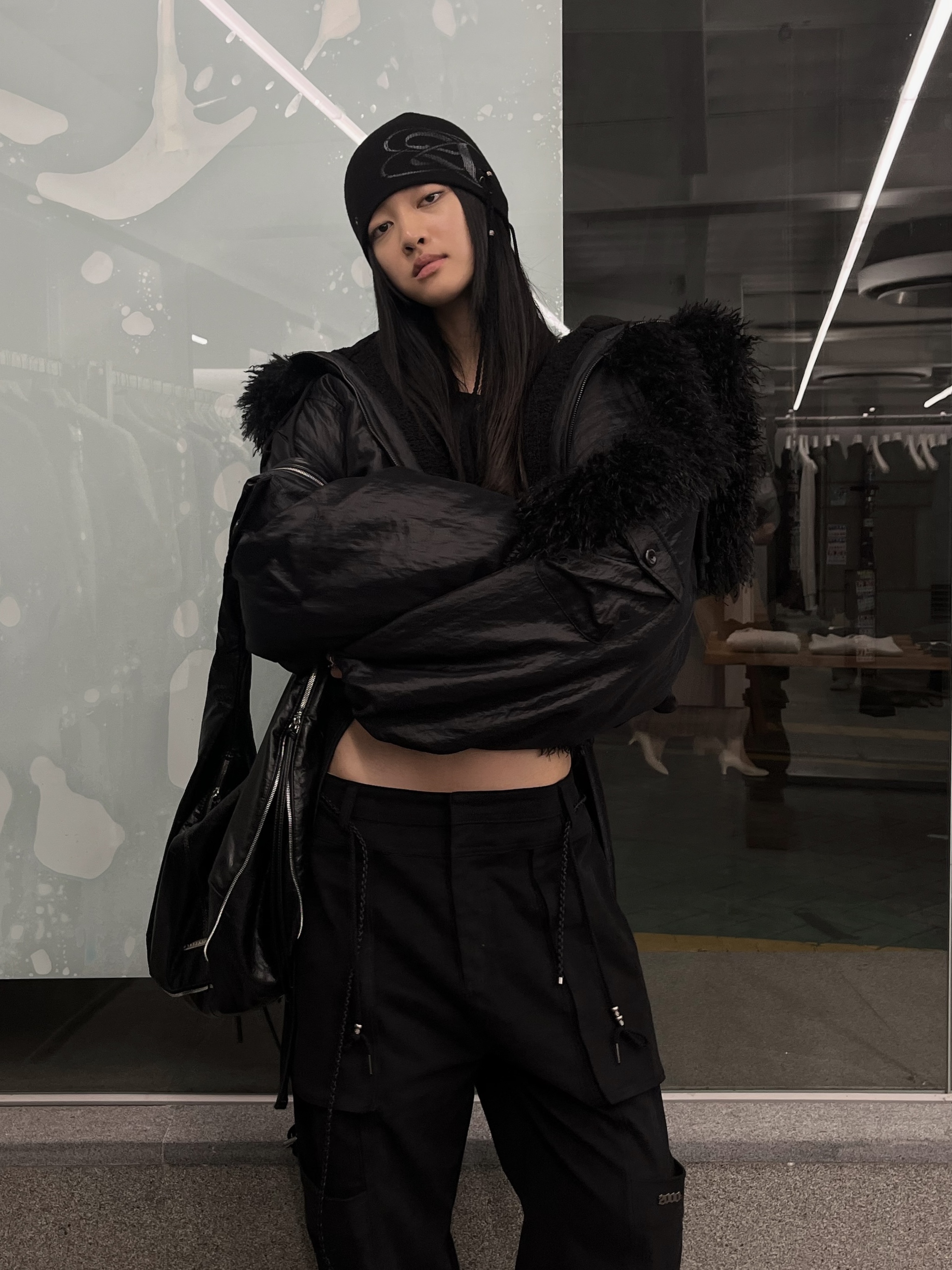 WET TAG Hooded Shearling Bomber Jacket Black 착용 스타일 - 4